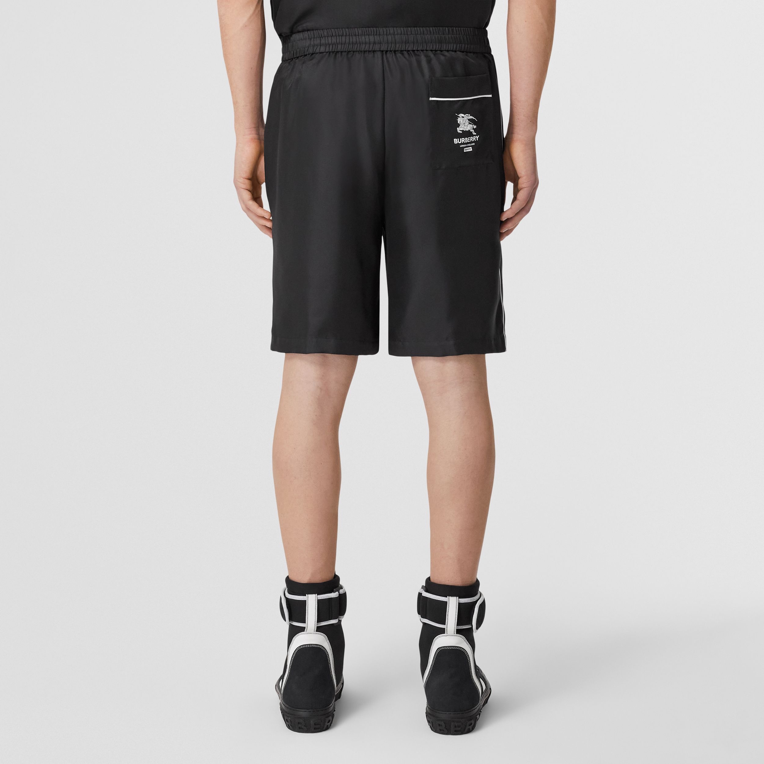 Supreme x Burberry Silk Pajama Shorts Black - 22SS, Supreme x Burberry Silk S/S Pajama Shirt Black - 22SS 착용 스타일 - 2
