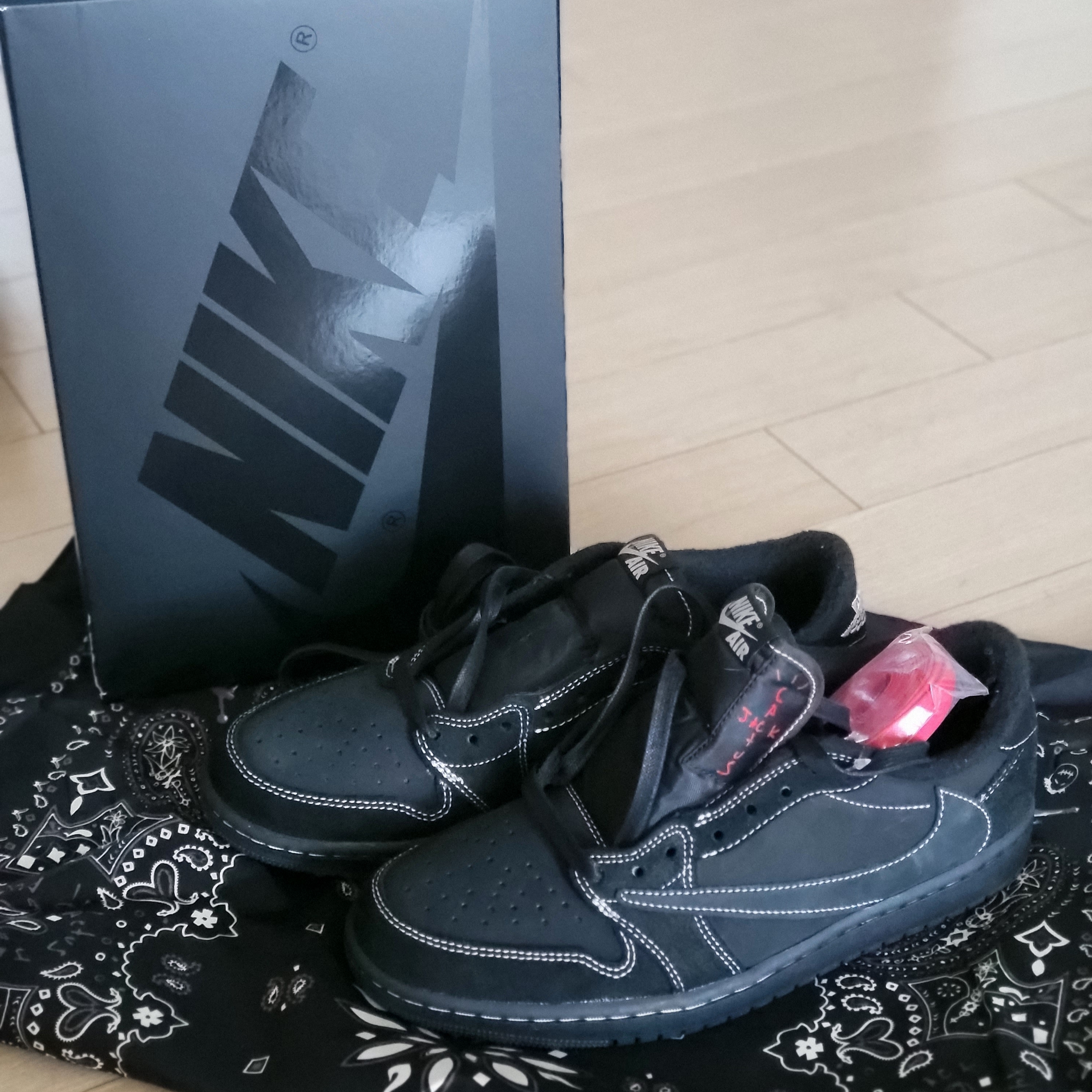 Jordan 1 x Travis Scott Retro Low OG SP Black Phantom 착용 스타일 - 2