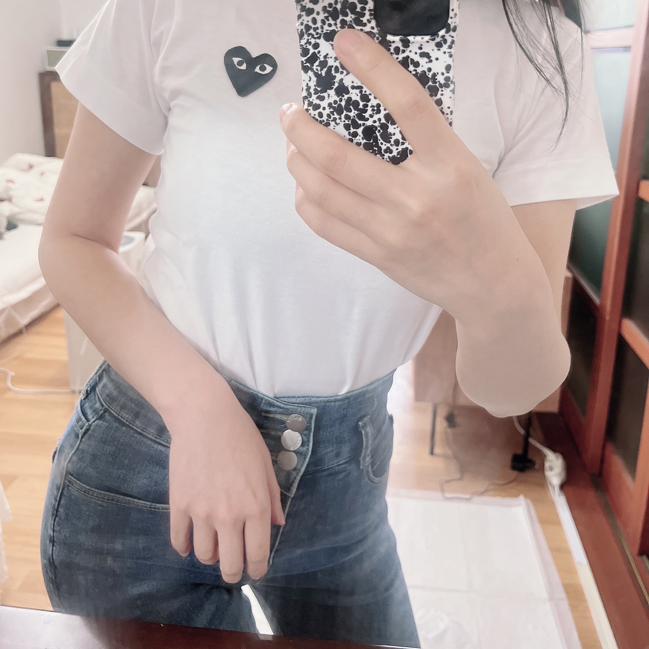(W) Play Comme des Garcons Black Heart T-Shirt White 착용 스타일 - 2