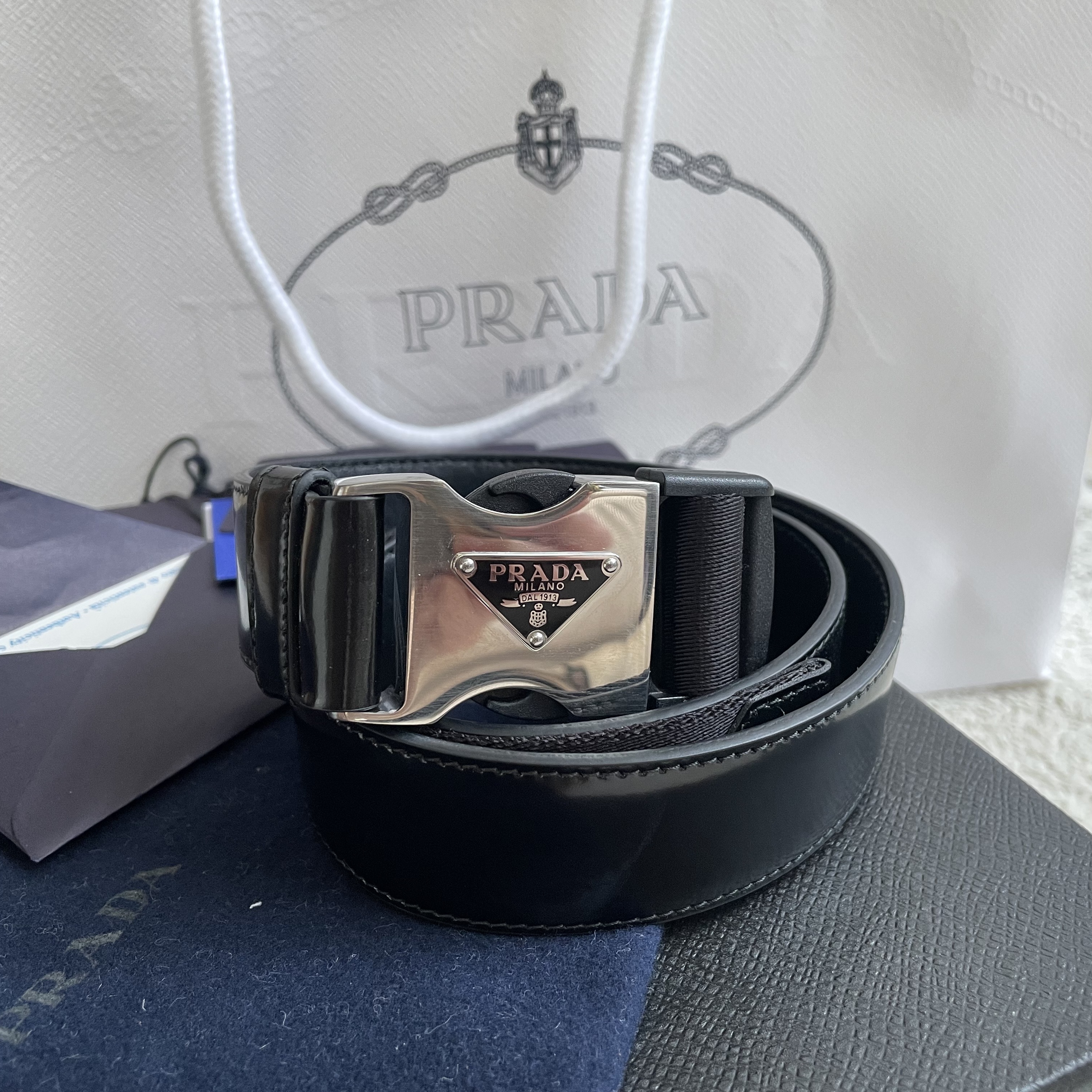 Prada Brushed Leather & Woven Tape Belt Black 착용 스타일 - 2
