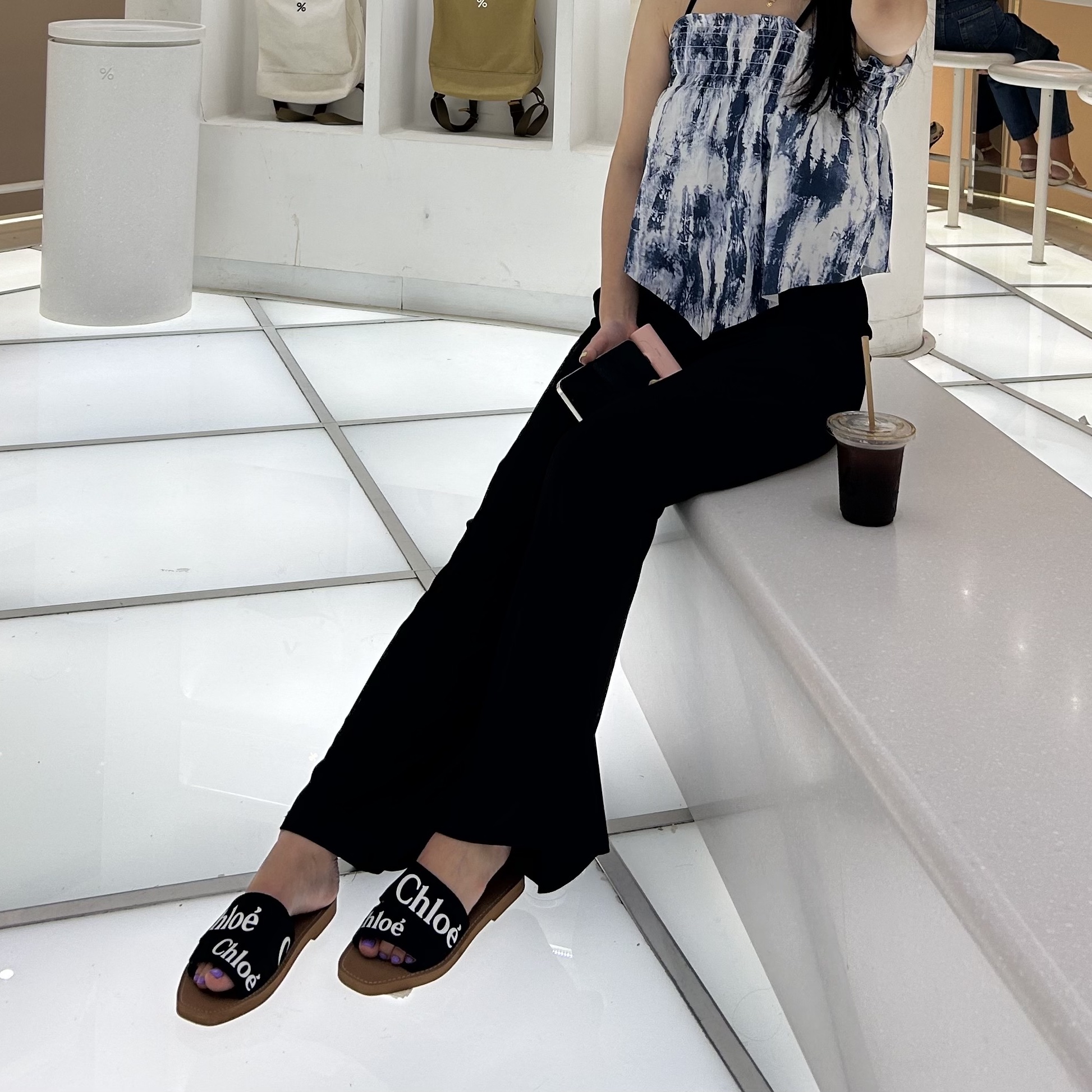 (W) Chloe Woody Flat Mule Black 착용 스타일