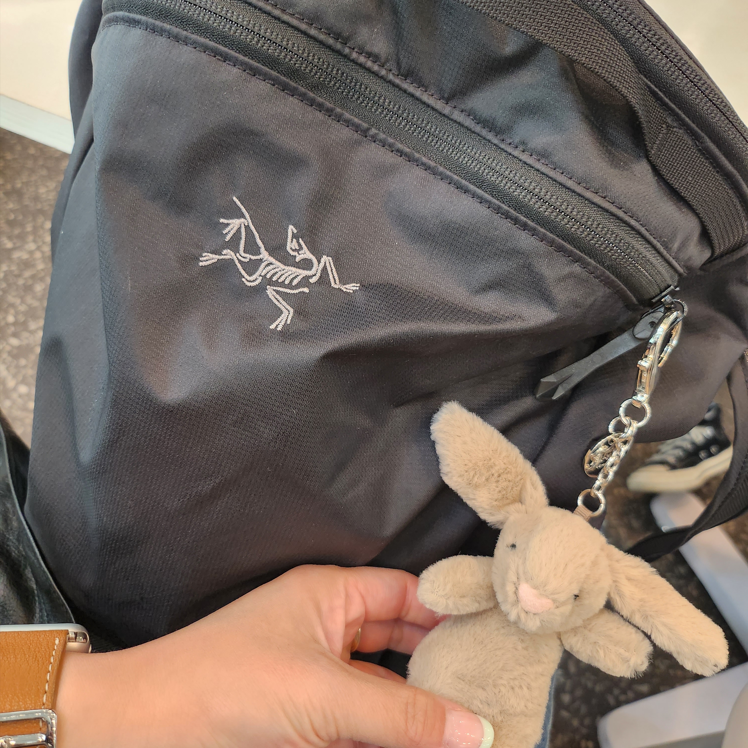 Jellycat Bashful Bunny Bag Charm Beige 착용 스타일