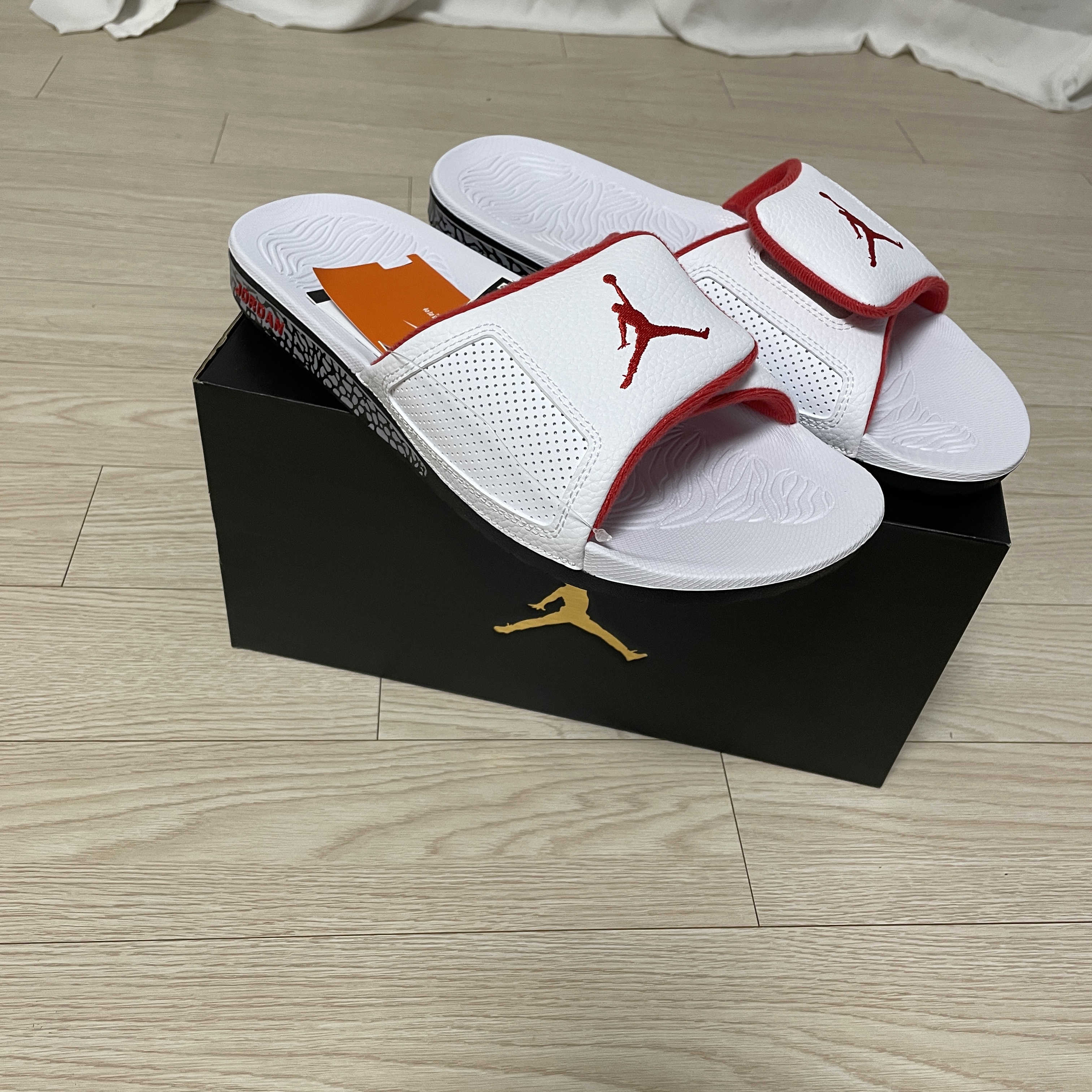 Jordan Hydro 3 Retro Cement White and University Red 착용 스타일