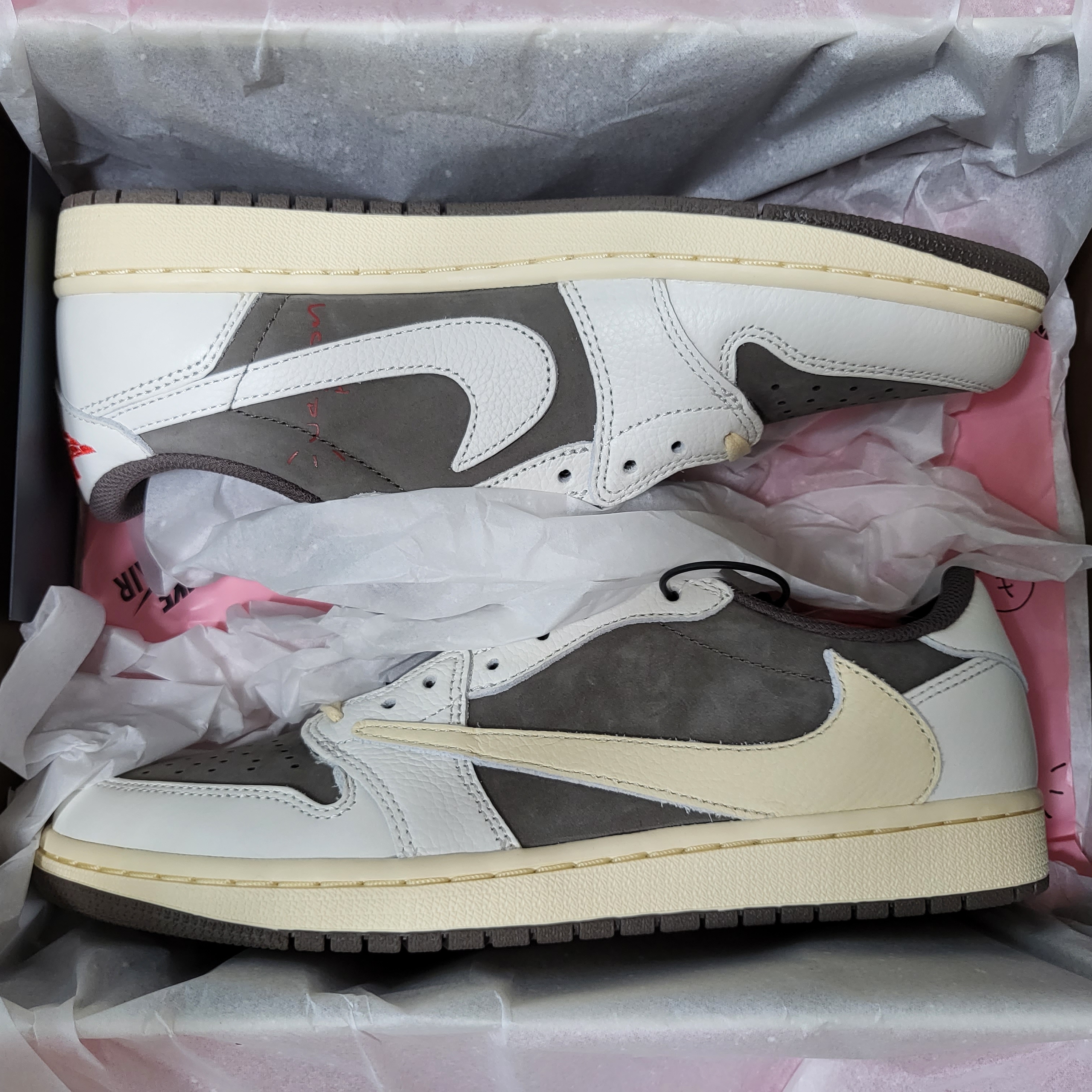 Jordan 1 x Travis Scott Retro Low OG SP Sail and Ridgerock, Jordan 1 x Travis Scott Retro Low OG SP Black Phantom 착용 스타일 - 2