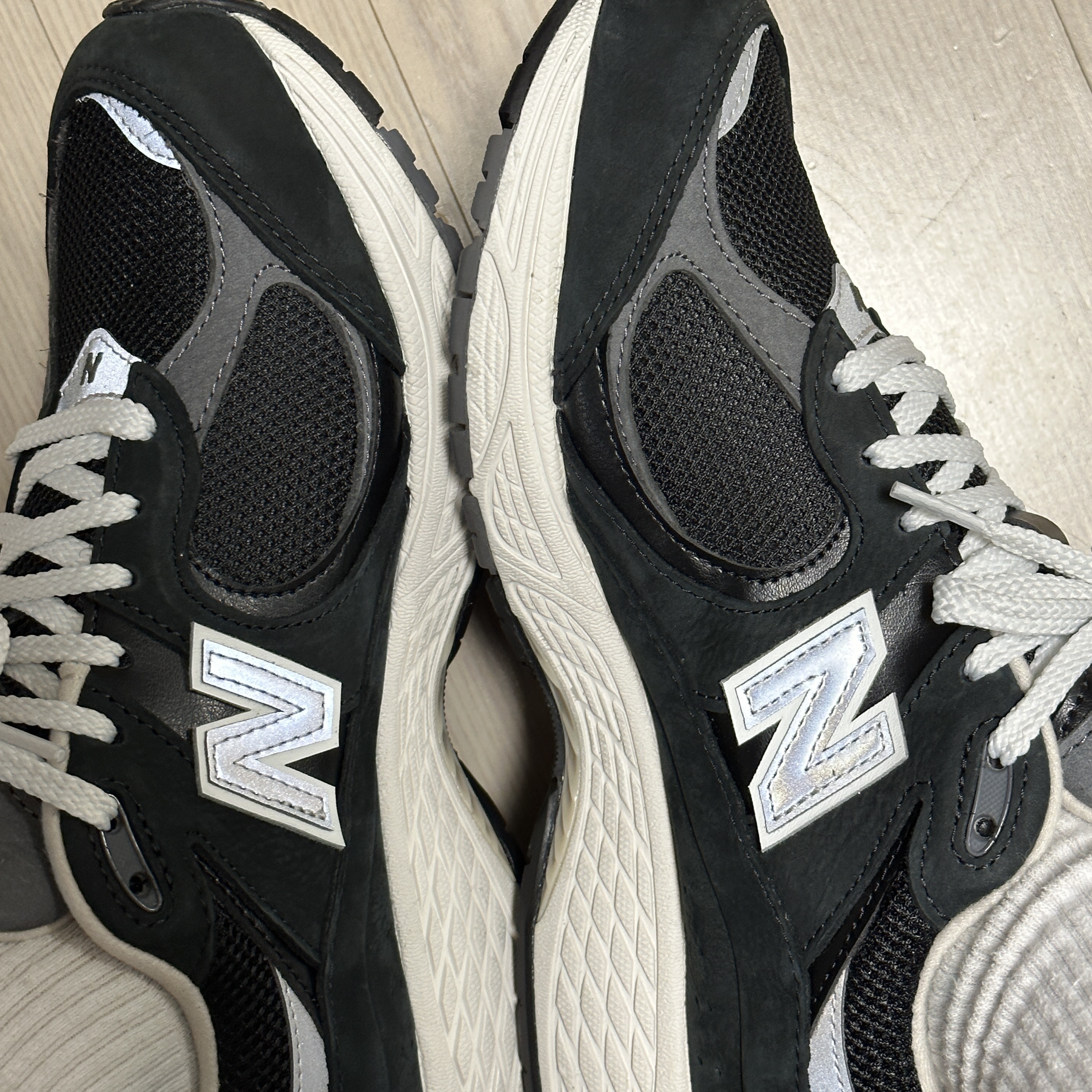 New Balance 2002R Premium Vintage Black 착용 스타일 - 3