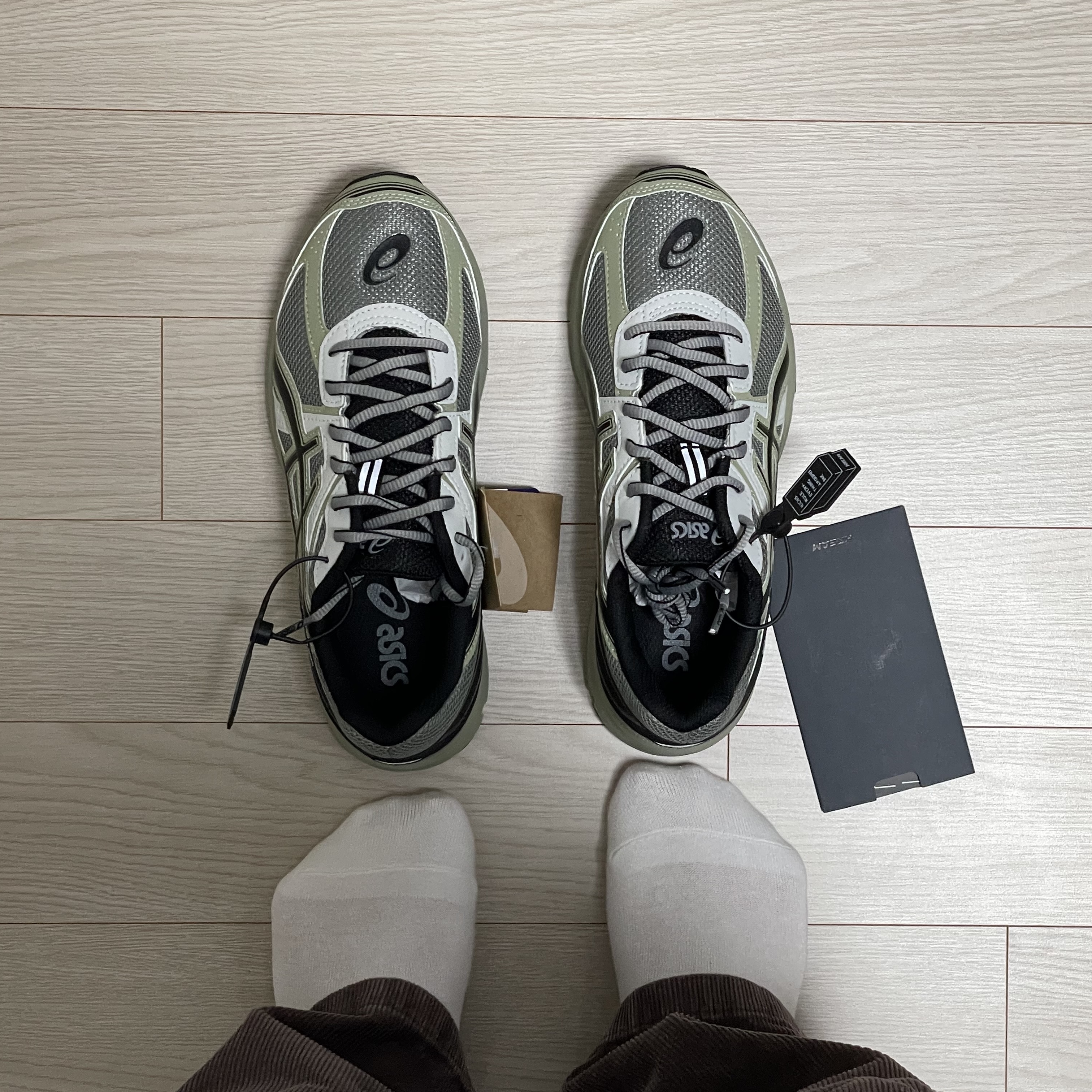 Asics Jog 100 S Sheet Rock - 2E Wide 착용 스타일 - 1