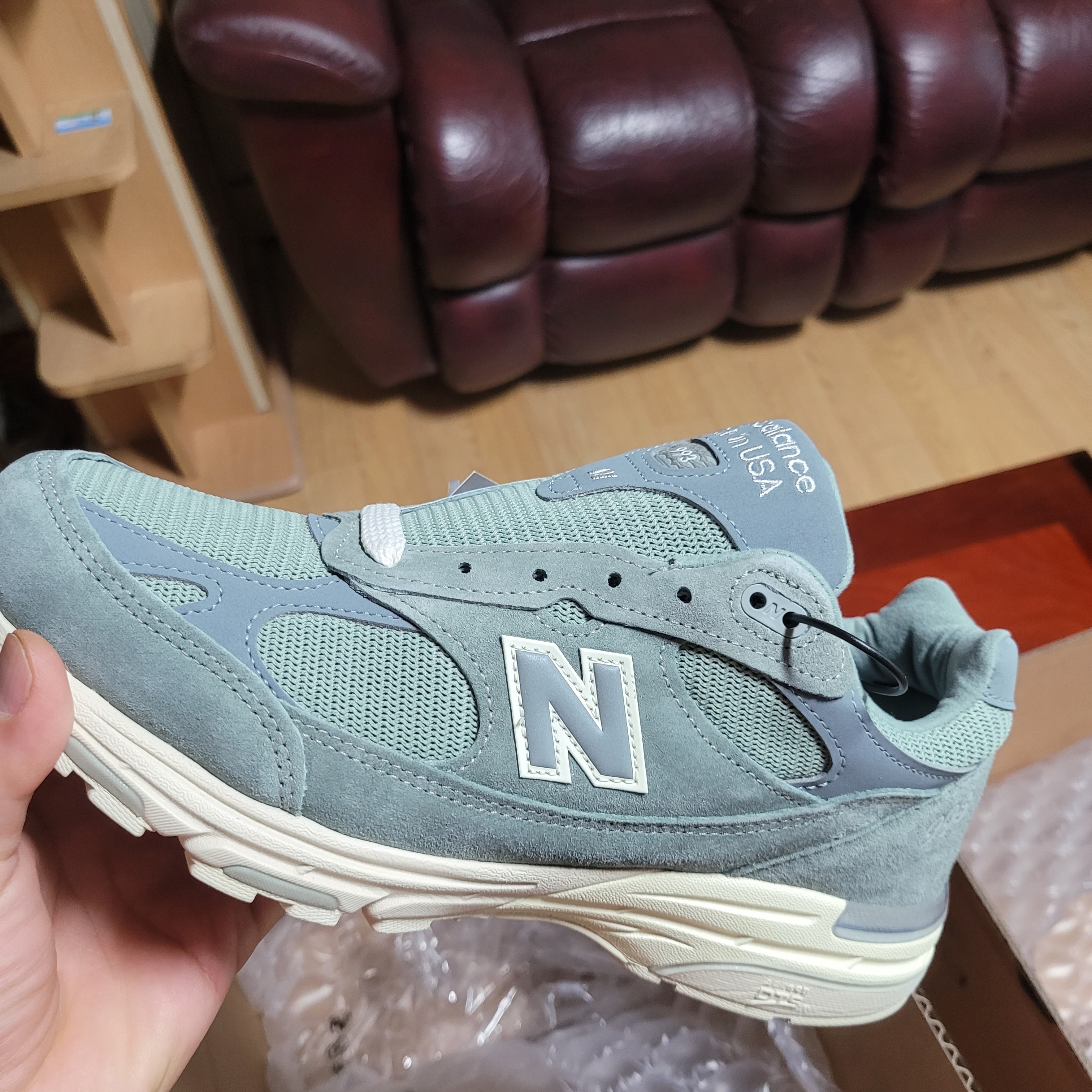 New Balance x Kith 993 Made in USA Slate Grey 착용 스타일 - 1