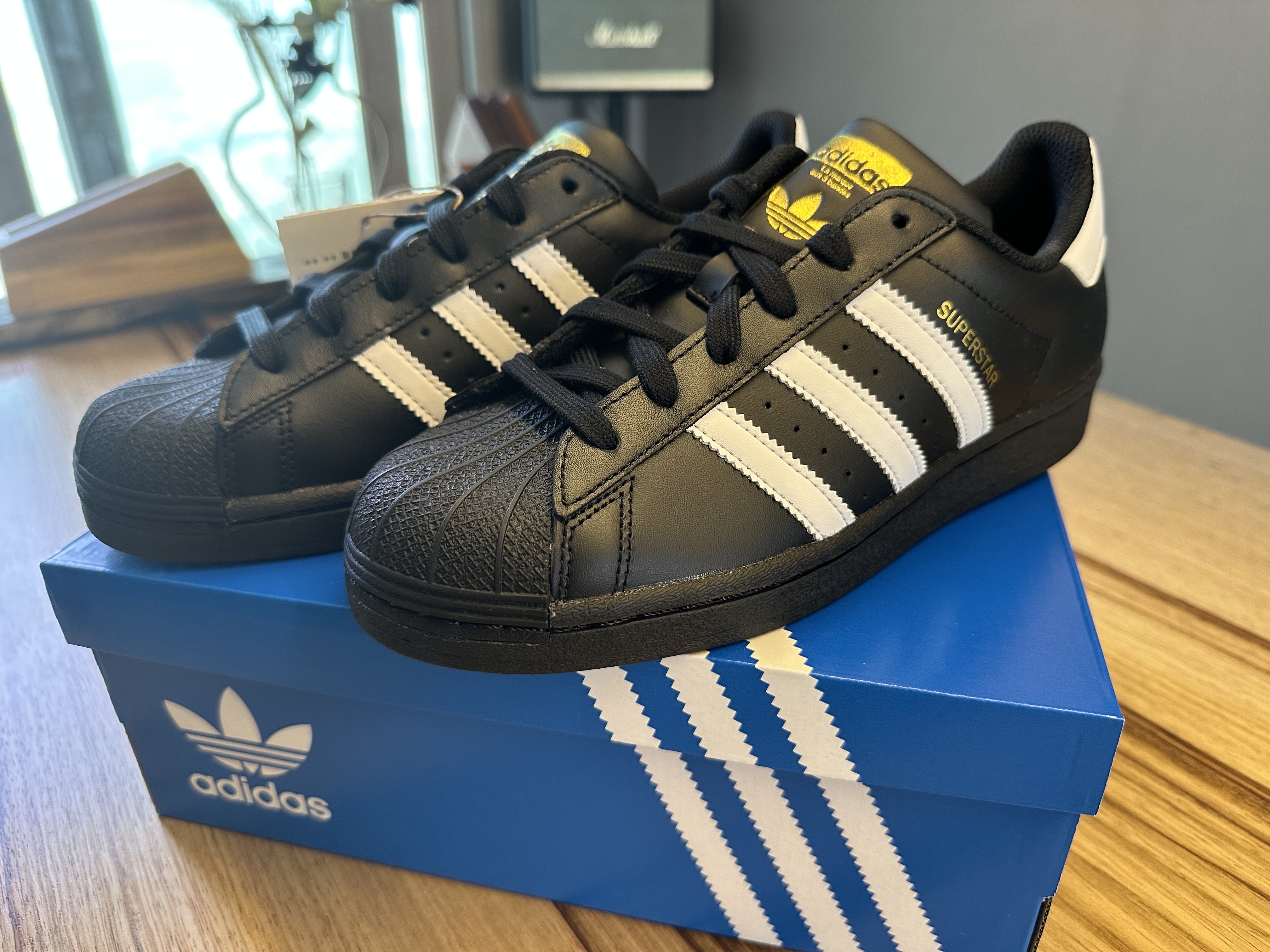 Adidas Superstar Core Black White 착용 스타일 - 2