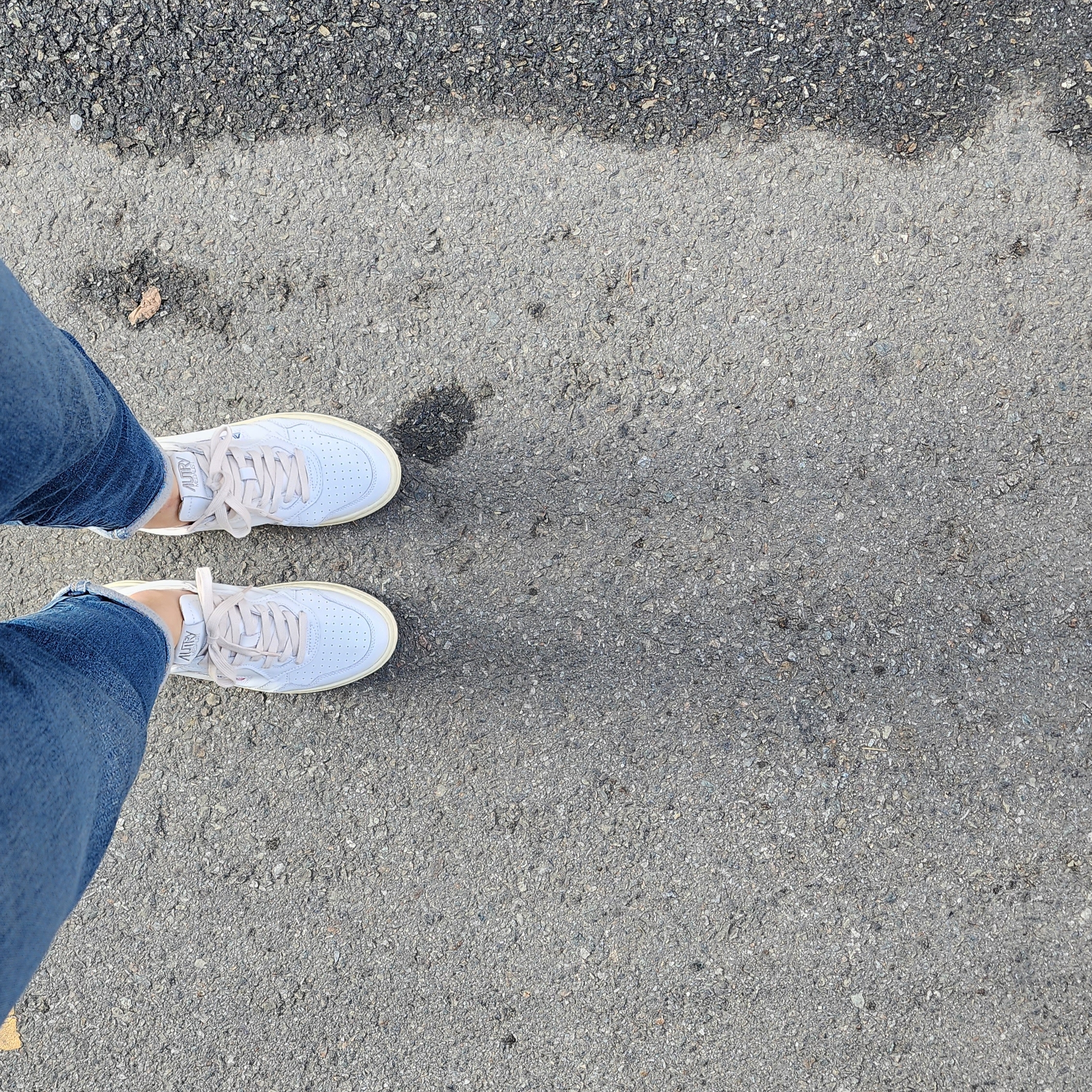 (W) Autry Medalist Low Leather Sneakers White Silver 착용 스타일