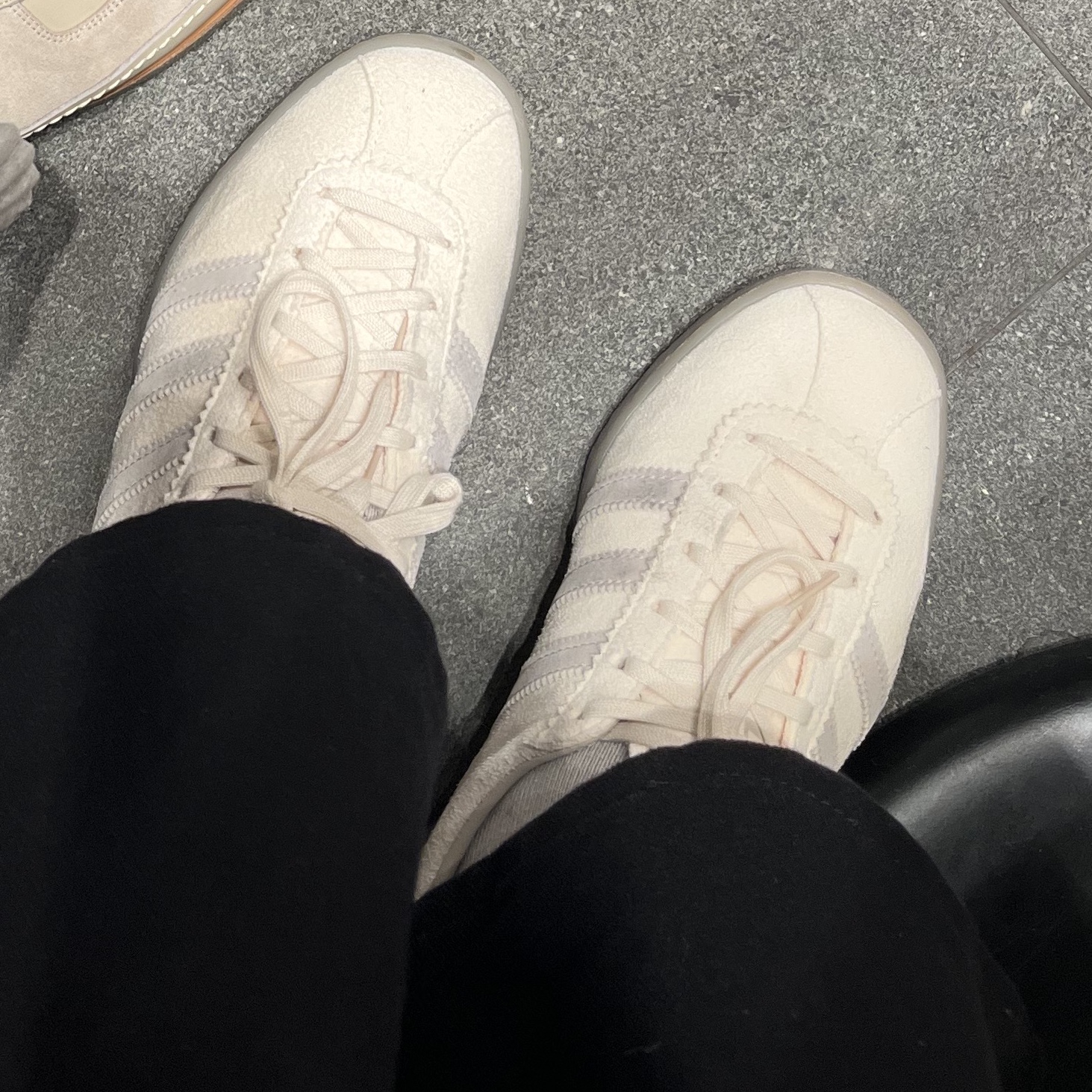 Adidas Tobacco Gruen Cream White Bliss 착용 스타일 - 2