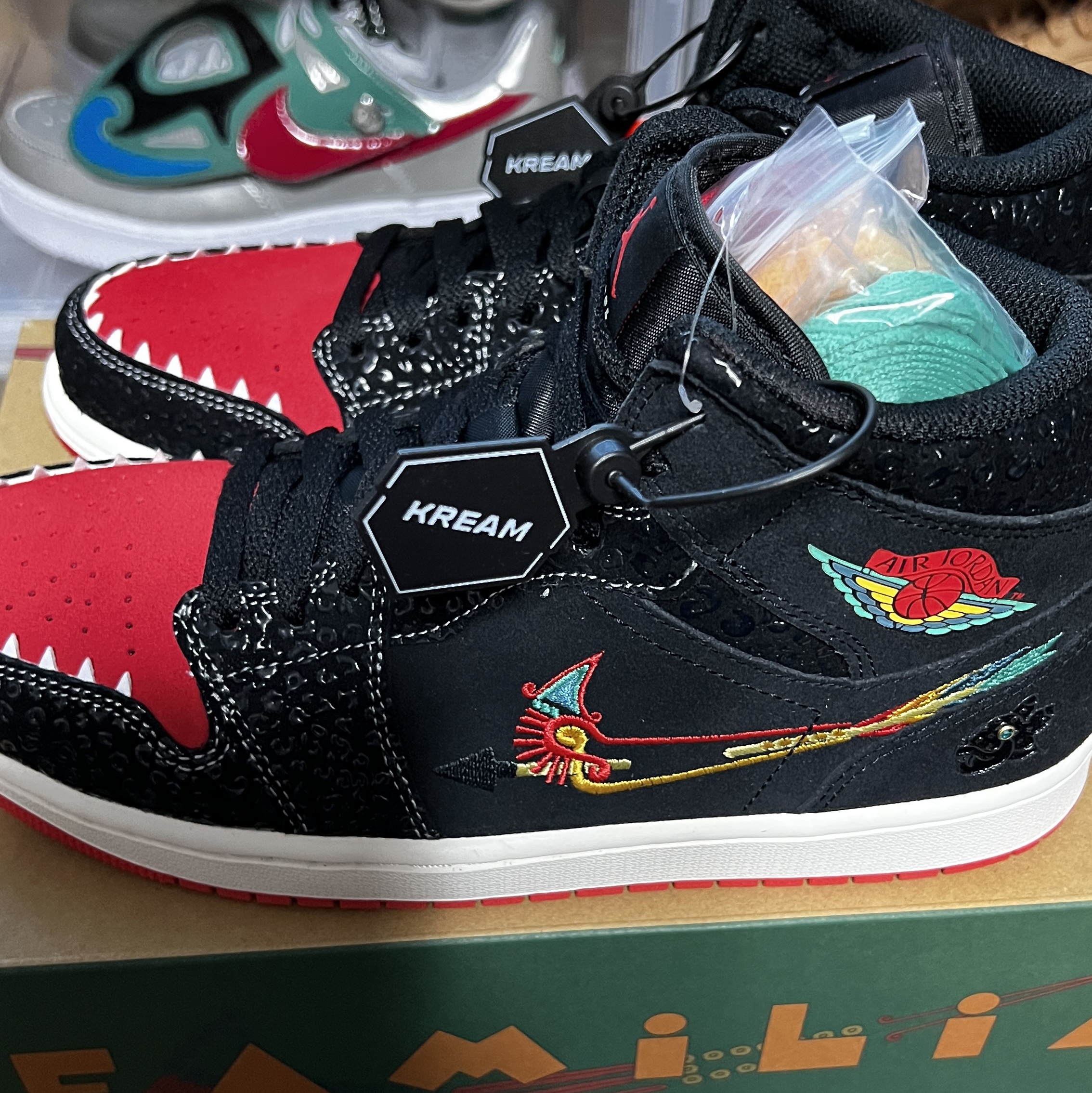 Jordan 1 Mid SE Siempre Familia 착용 스타일 - 3