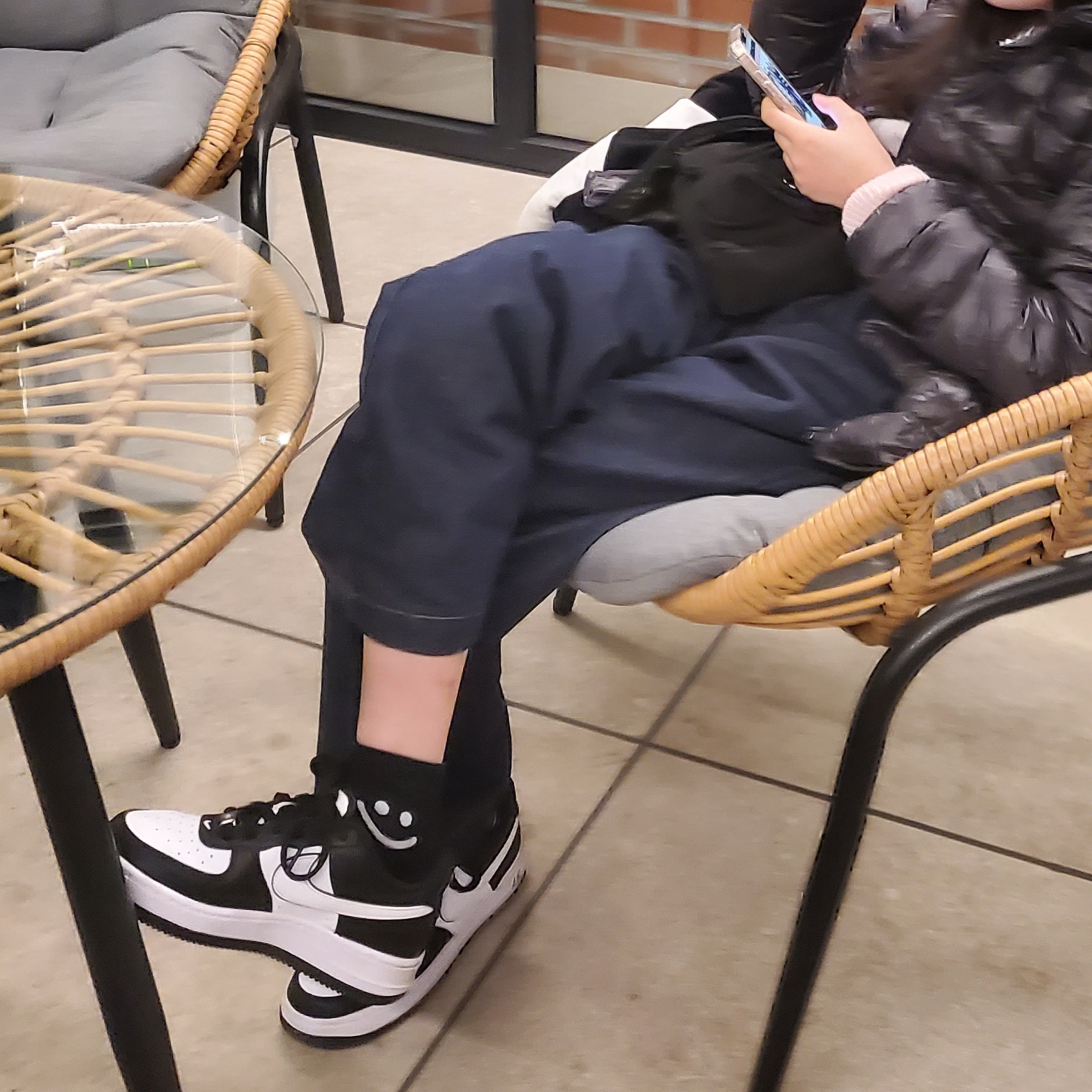 (GS) Nike Air Force 1 LV8 2 Black White 착용 스타일