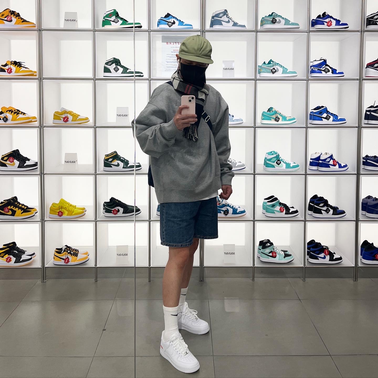 Nike x Supreme Air Force 1 Low White, Nike x Stussy NRG Fleece Crewneck Dark Grey Heather (DO9337-063) 착용 스타일 - 1