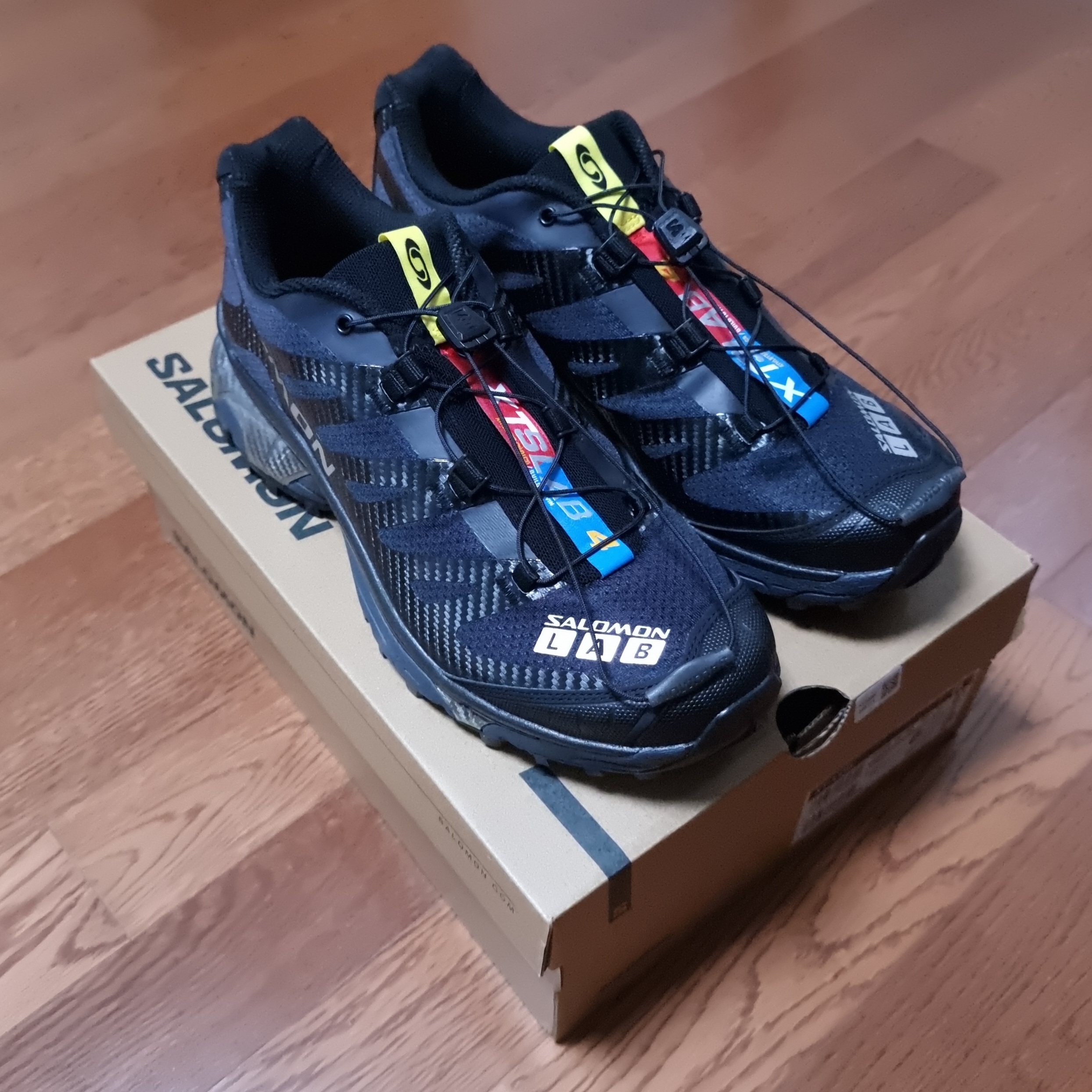 Salomon XT-4 Black Silver Metallic 착용 스타일