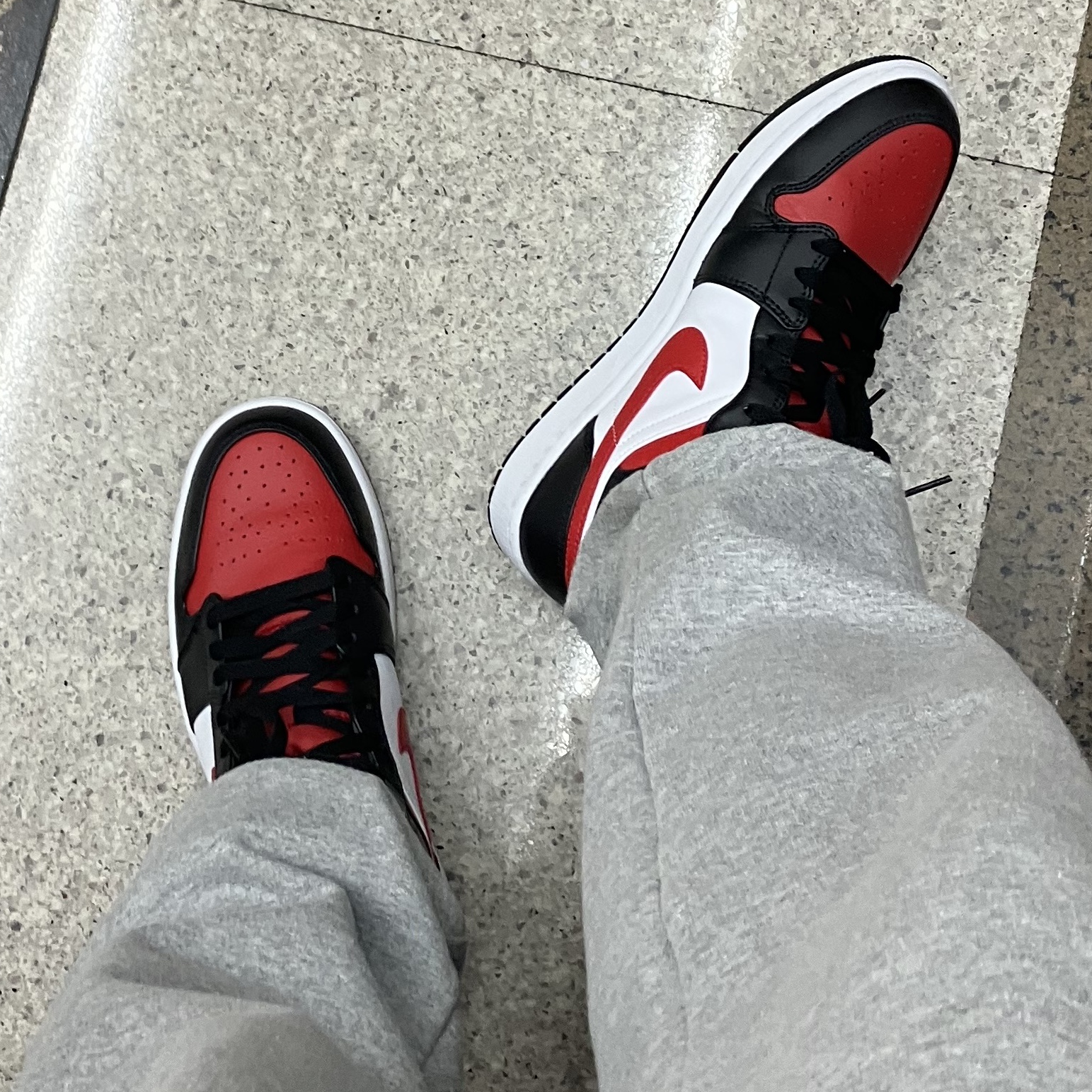 Jordan 1 Mid Black Fire Red 착용 스타일