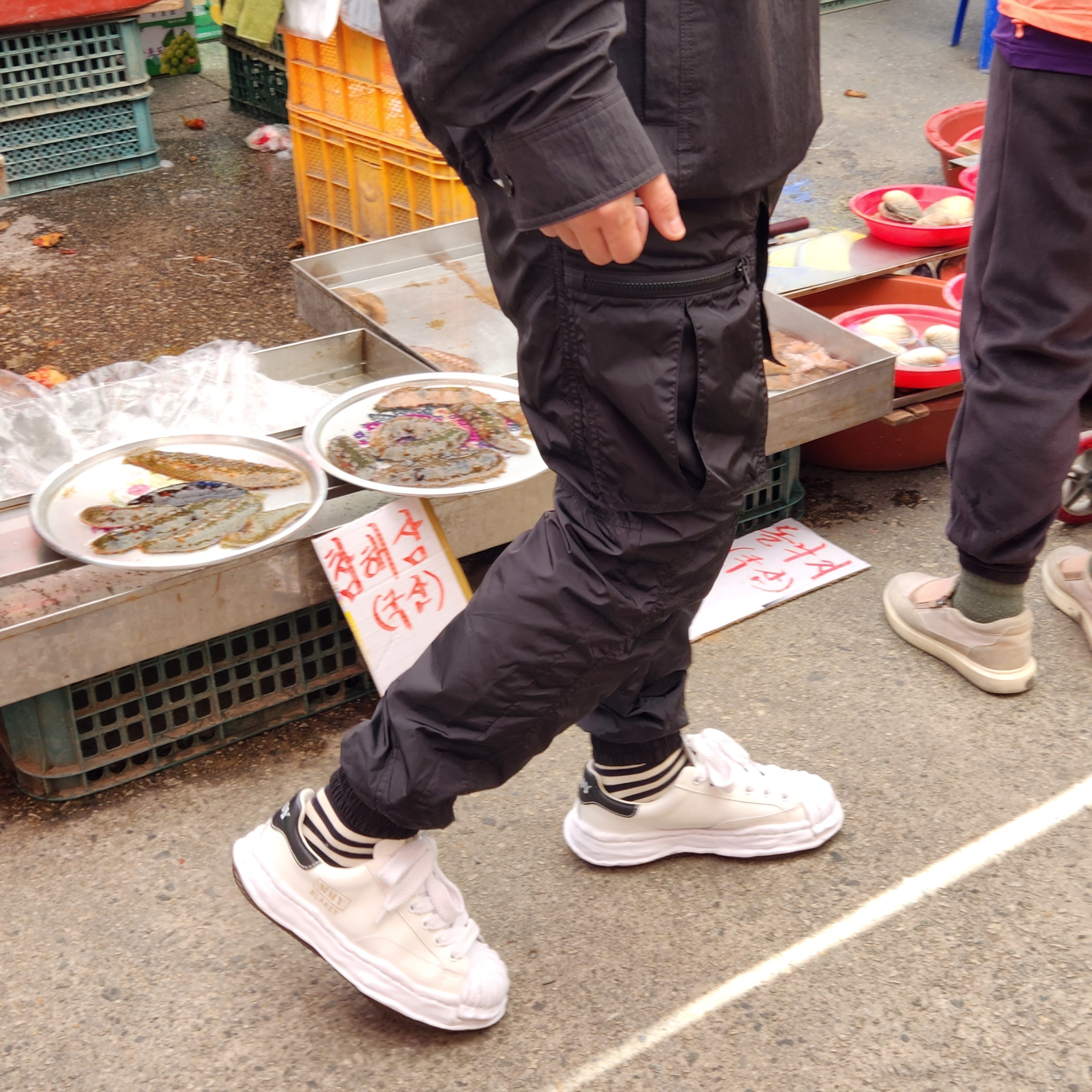 Maison Mihara Yasuhiro Blakey OG Sole Leather Low-top Sneakers White 착용 스타일 - 1