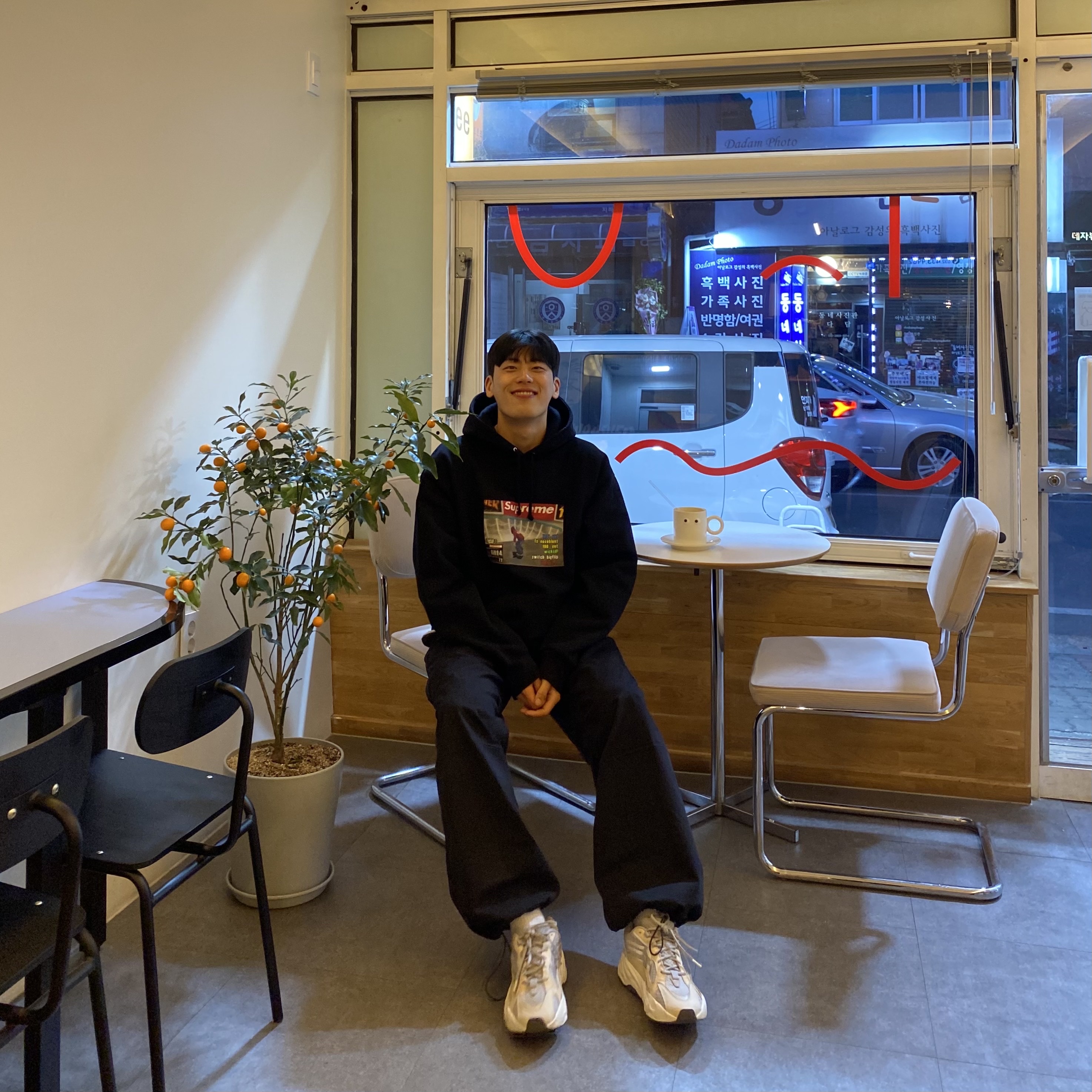 Supreme x Thrasher Hooded Sweatshirt Black - 21FW, Adidas Yeezy Boost 700 V2 Cream 착용 스타일