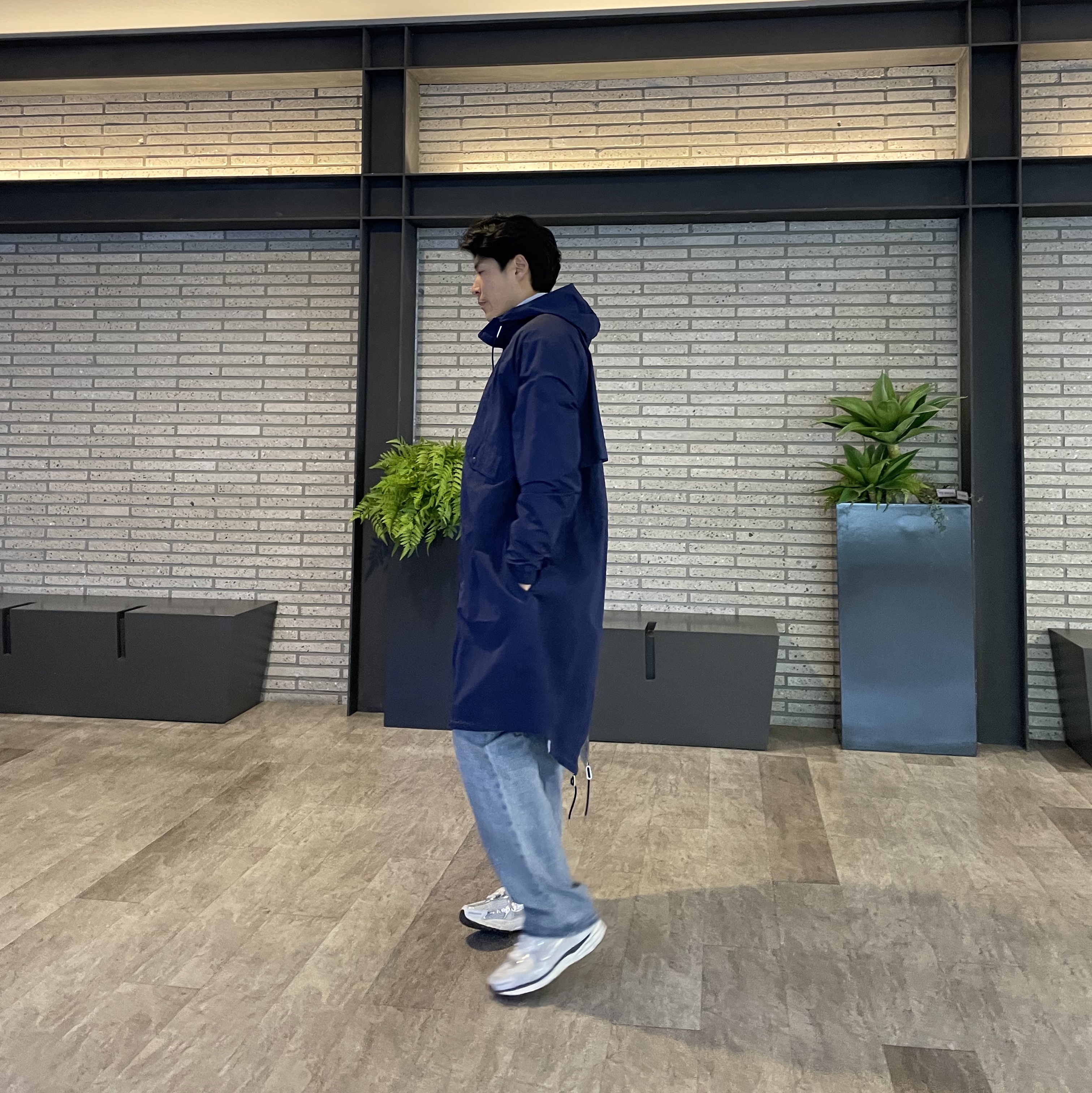 Nike x Kim Jones Reversible Parka Navy - Asia, (W) Nike Zoom Vomero 5 Photon Dust and Metallic Silver 착용 스타일 - 2