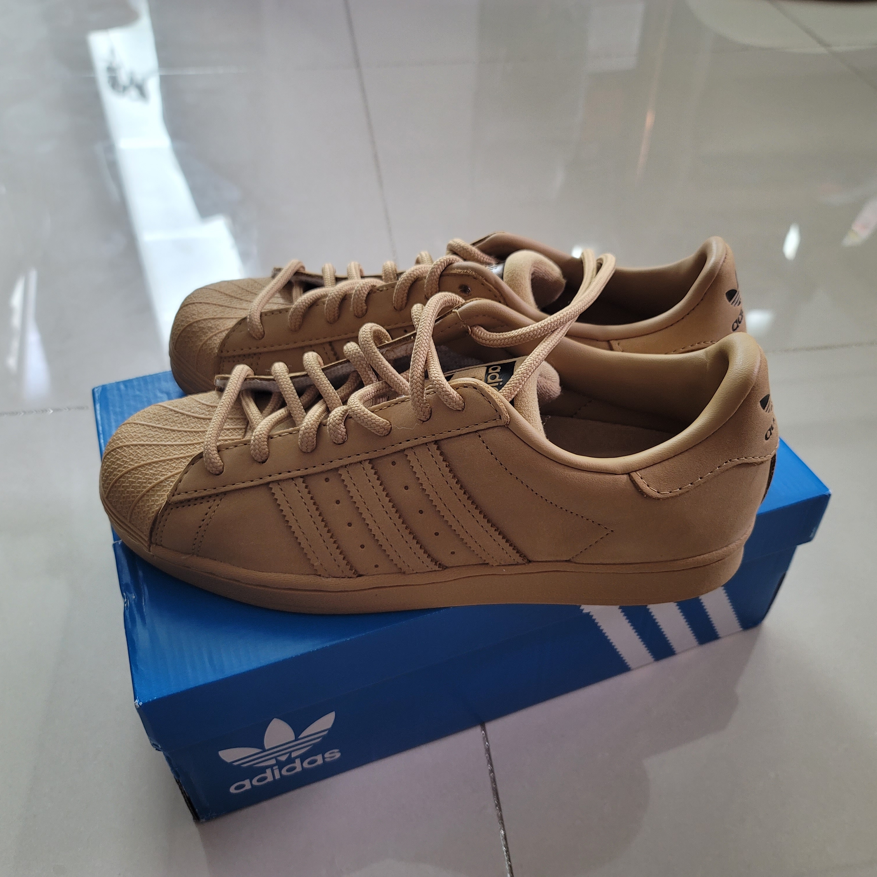 Adidas Superstar Golden Beige 착용 스타일 - 2