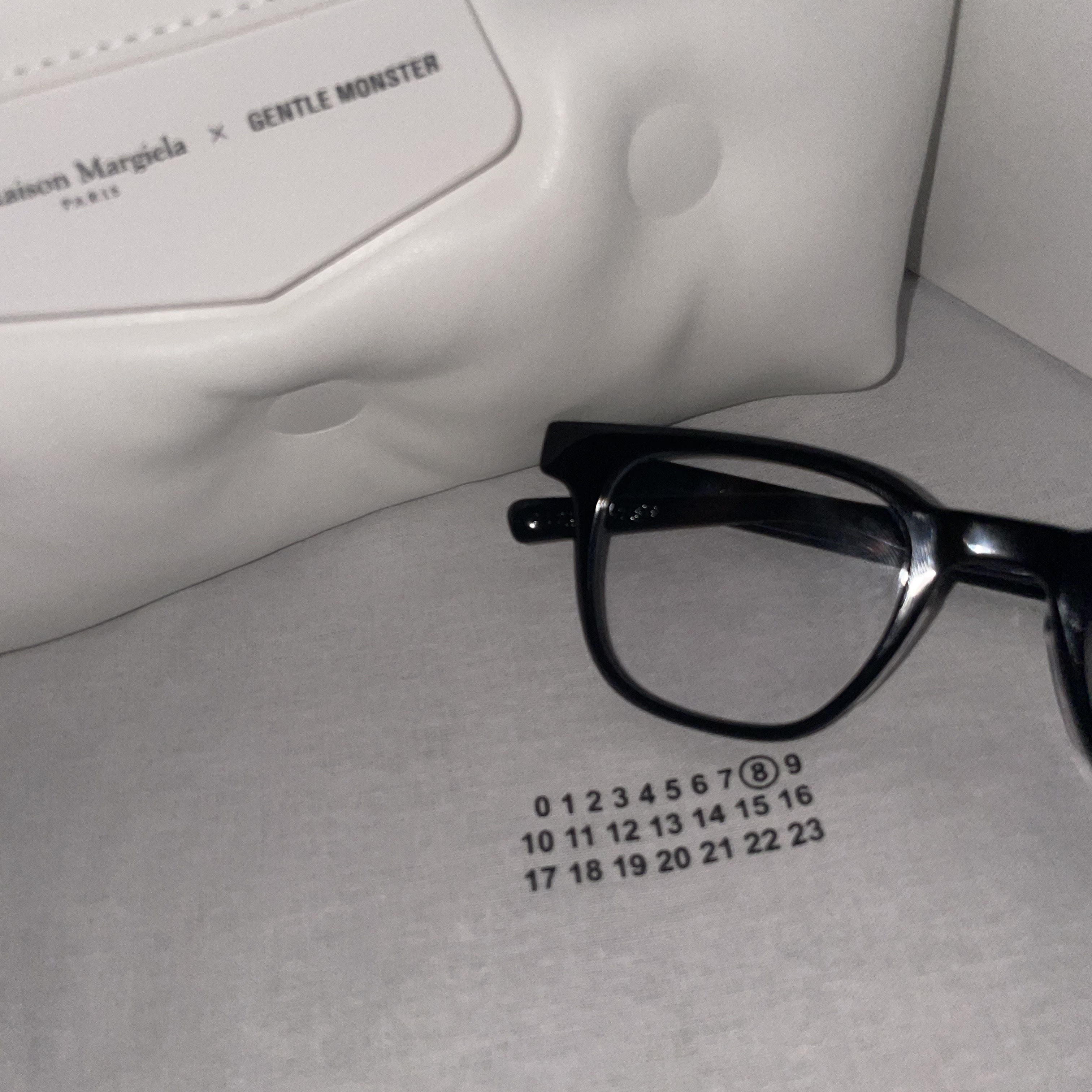 Gentle Monster x Maison Margiela MM010S Clear Black 착용 스타일