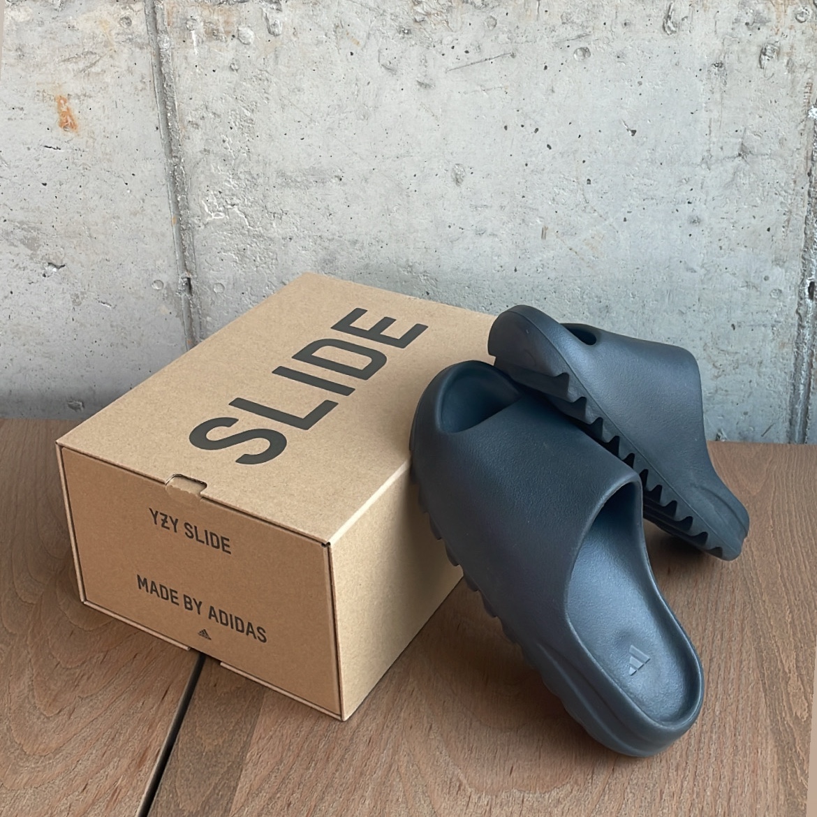 Adidas Yeezy Slide Onyx 착용 스타일