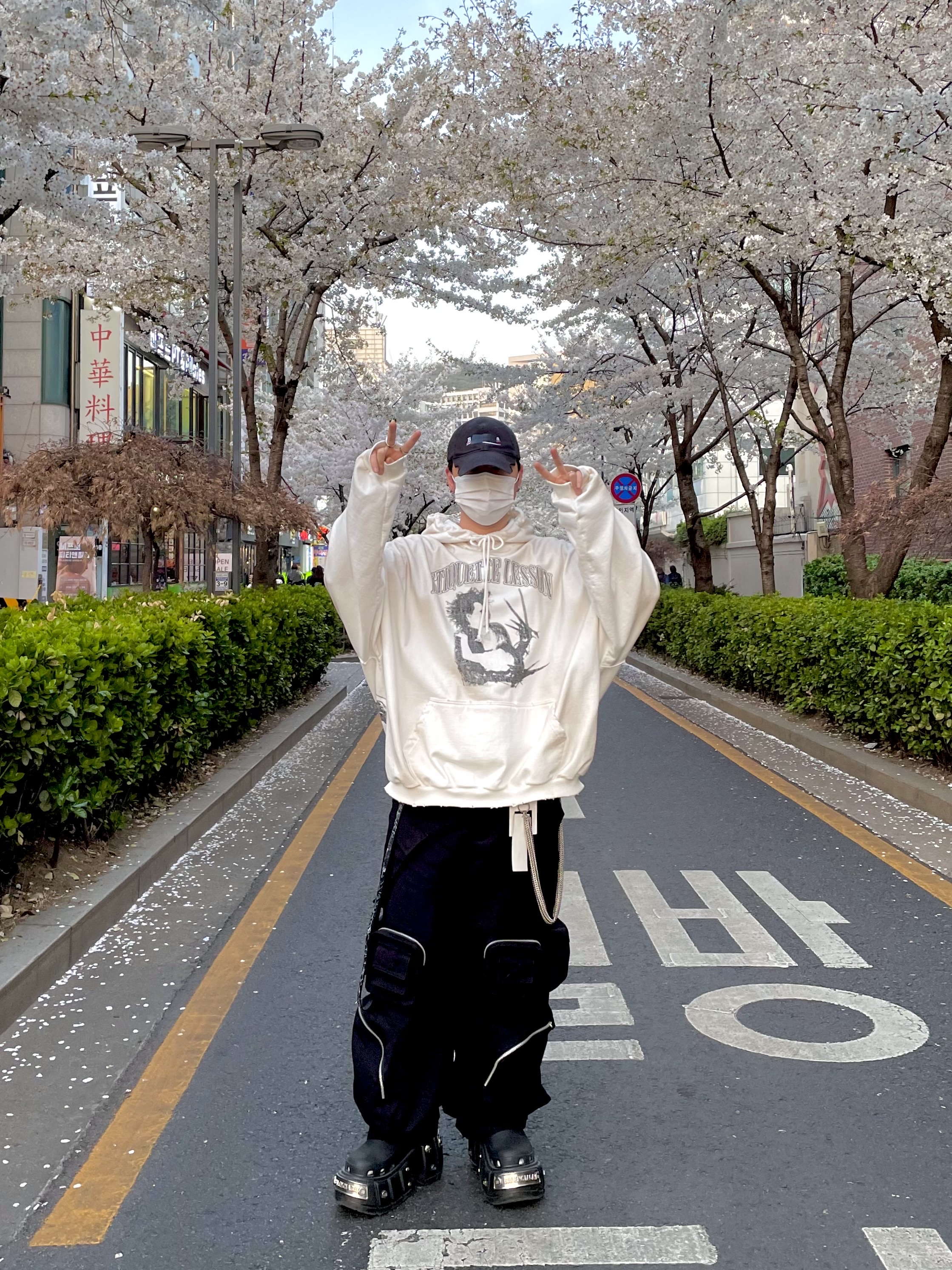 Nonnod Mechanic Cargo Pants Black, Project G/R x Atmos Etiquette Lesson Vintage Washed Hoodie White 착용 스타일 - 1