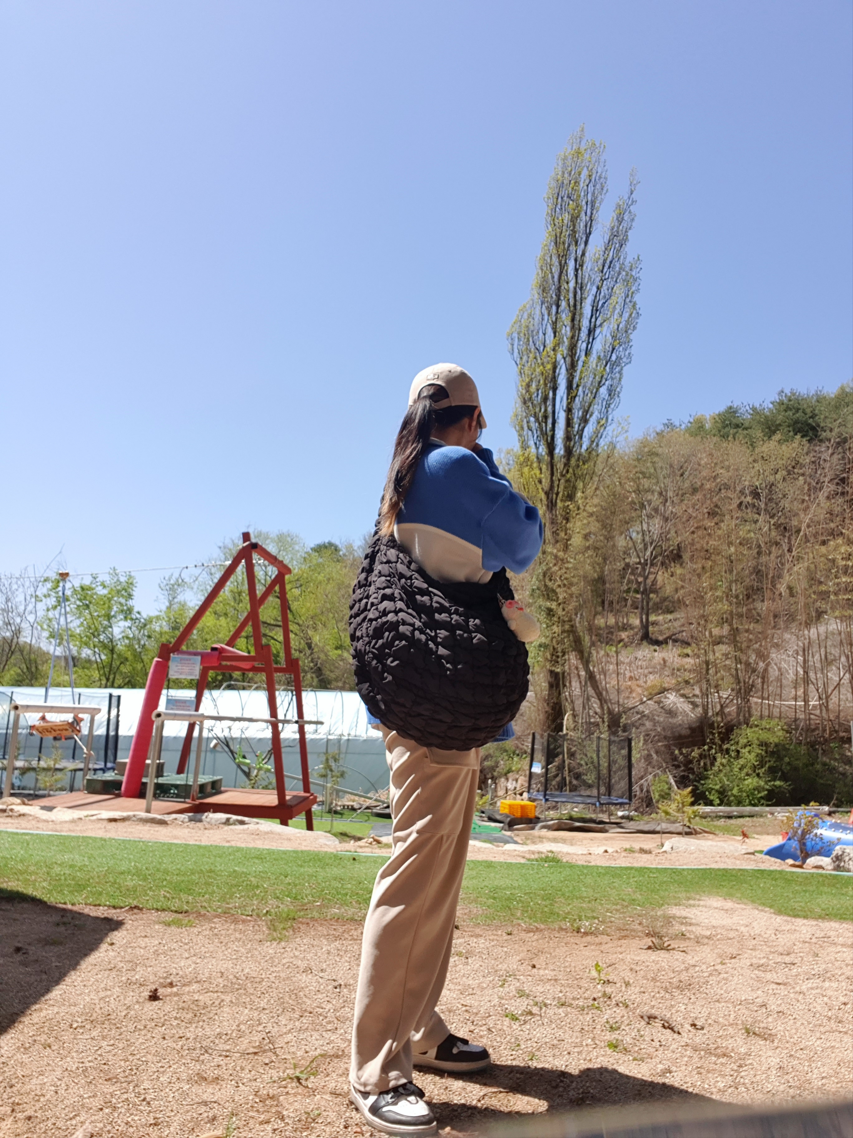 COS Quilted Oversized Shoulder Bag Black, Jordan 1 Retro Low OG Black and Dark Powder Blue 착용 스타일