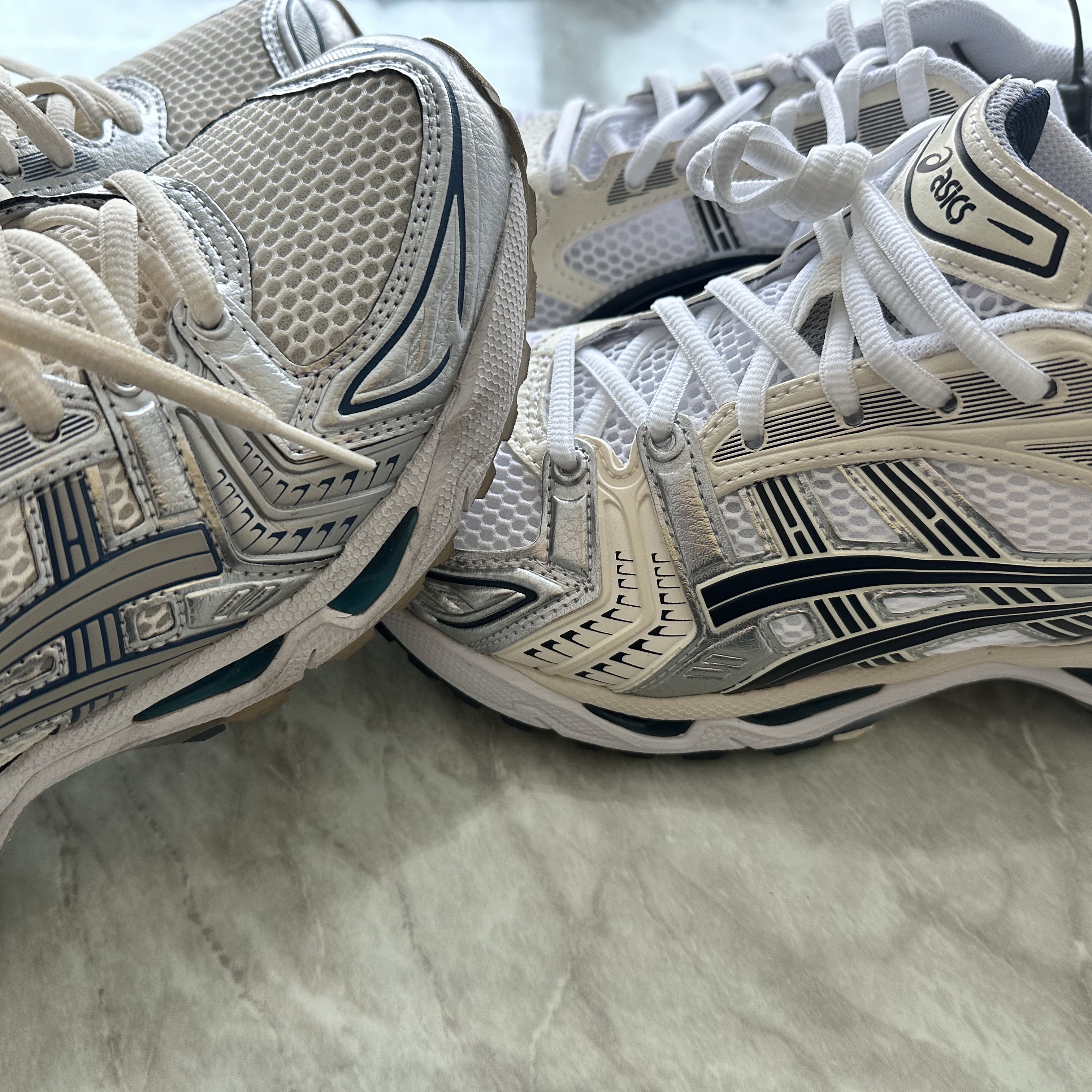 (W) Asics Gel-Kayano 14 White Midnight, Asics Gel-Kayano 14 Cream Pure Silver 착용 스타일 - 2