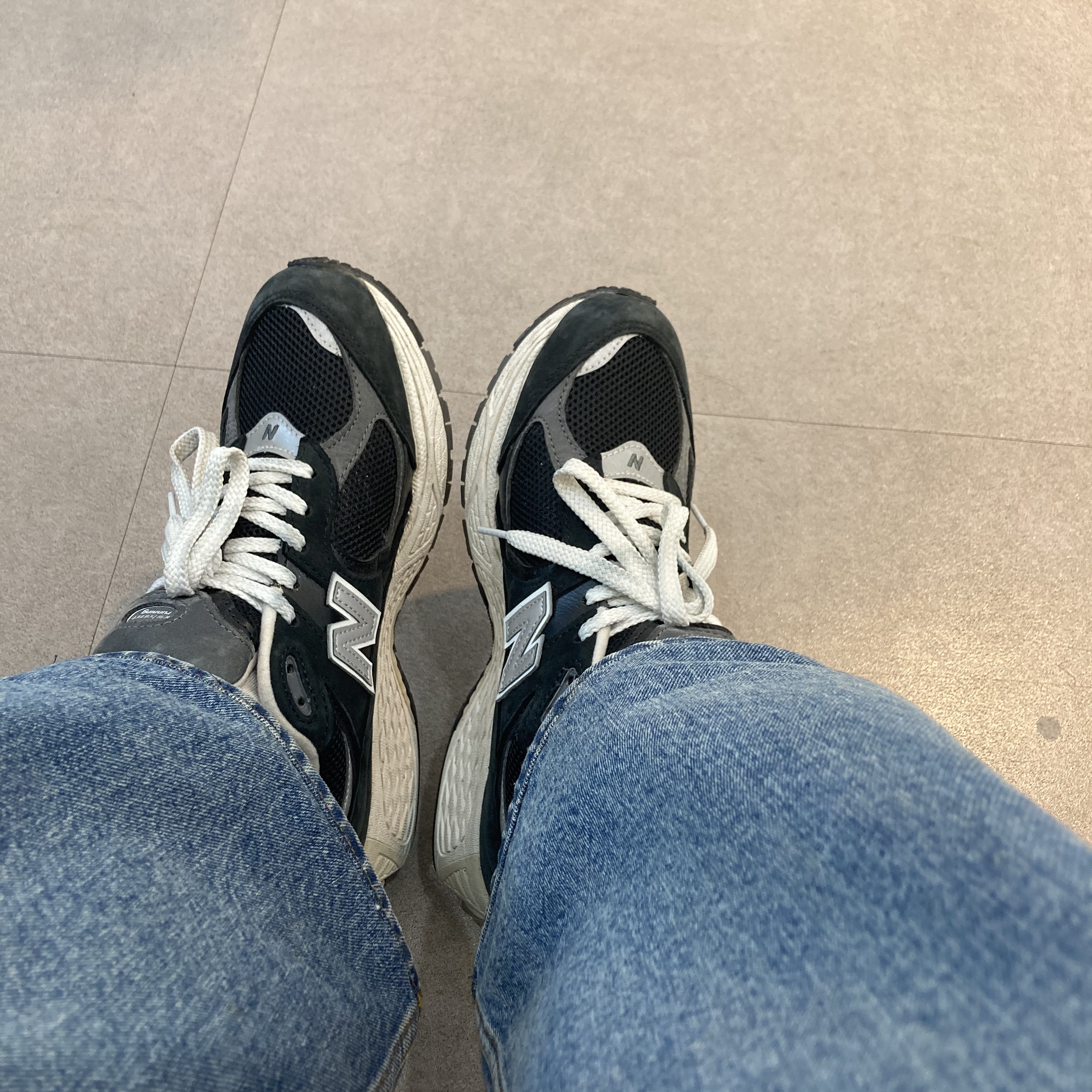 New Balance 2002R Premium Vintage Black 착용 스타일