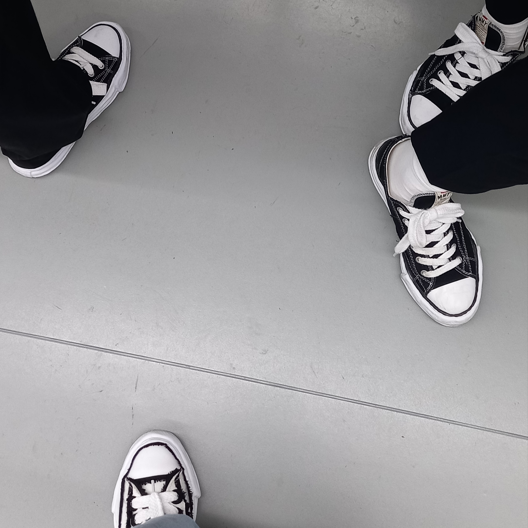 Maison Mihara Yasuhiro Peterson OG Sole OH Canvas Low-top Sneakers White, Maison Mihara Yasuhiro Peterson OG Sole Canvas Low Sneakers Black 착용 스타일 - 1