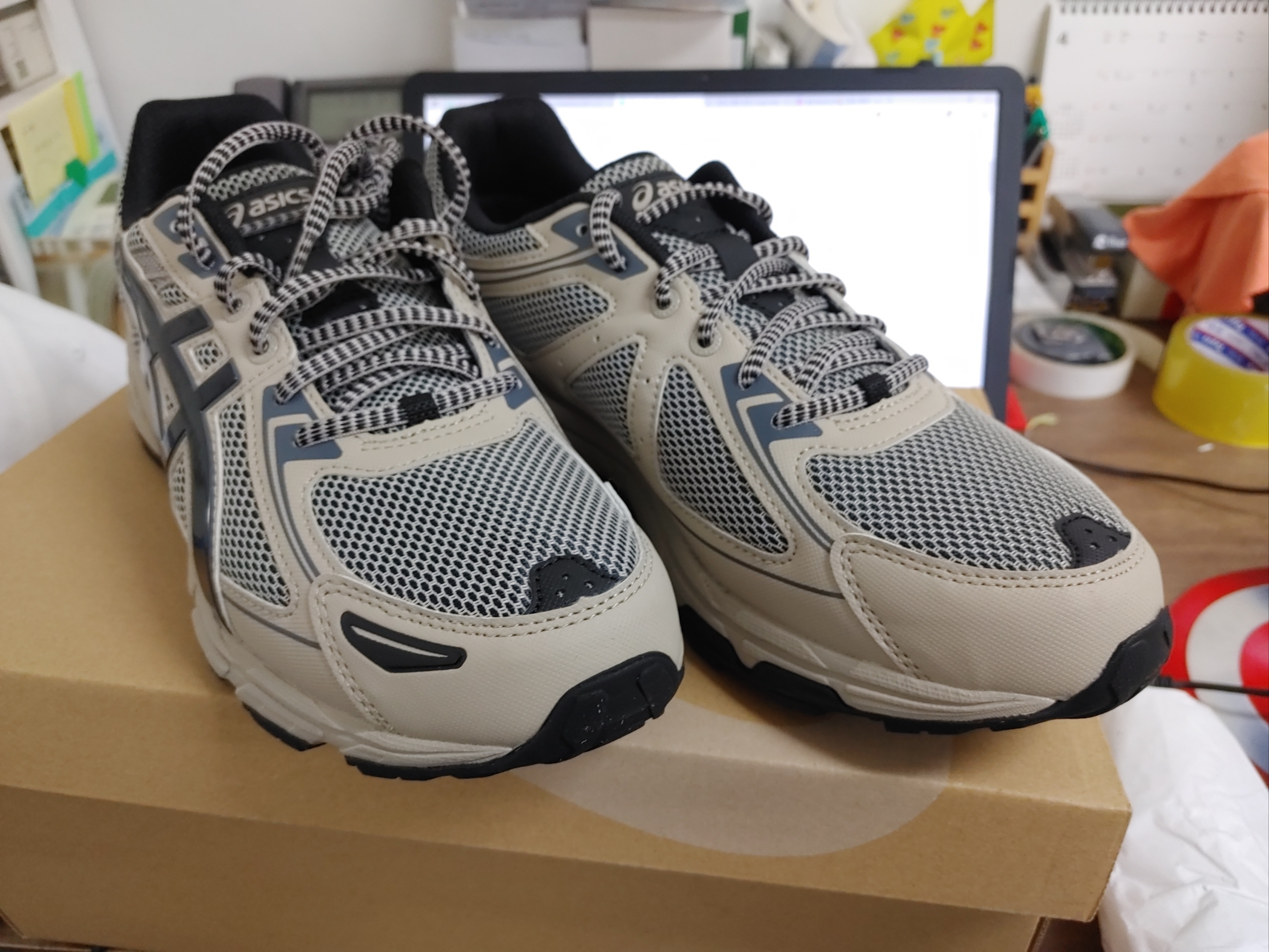 Asics Gel-Venture 6 Feather Grey Black 착용 스타일 - 2