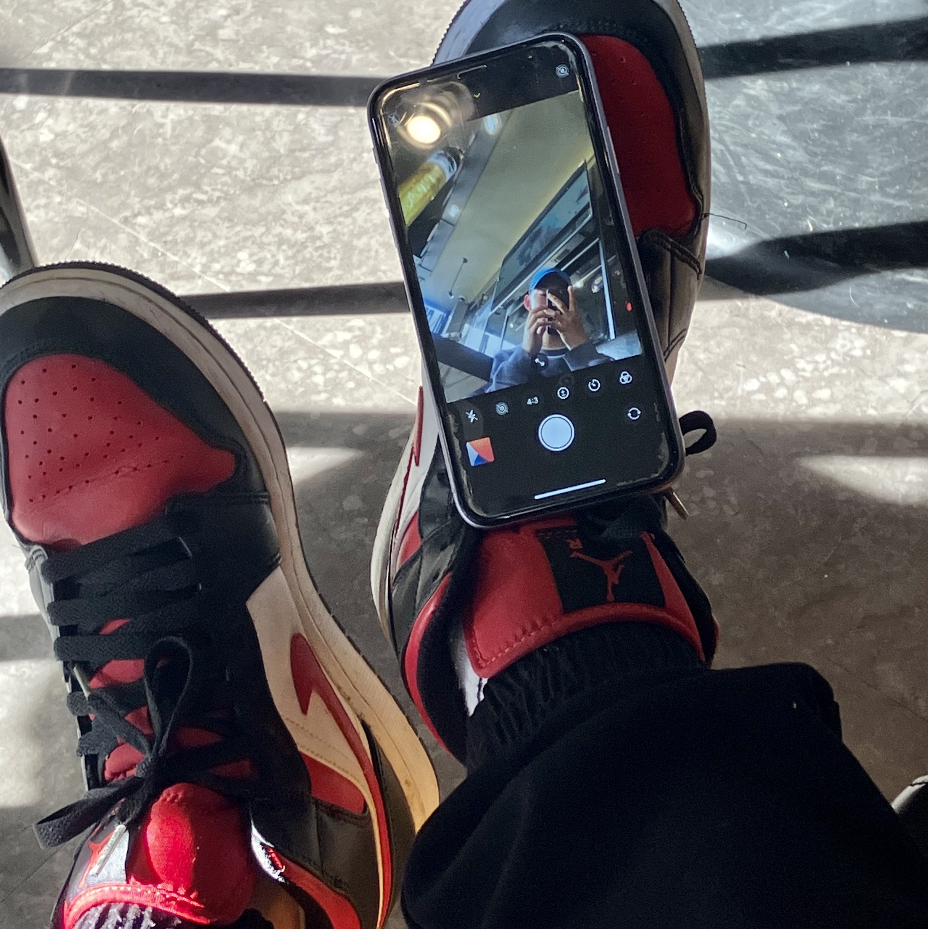 Jordan 1 Mid Black Fire Red 착용 스타일