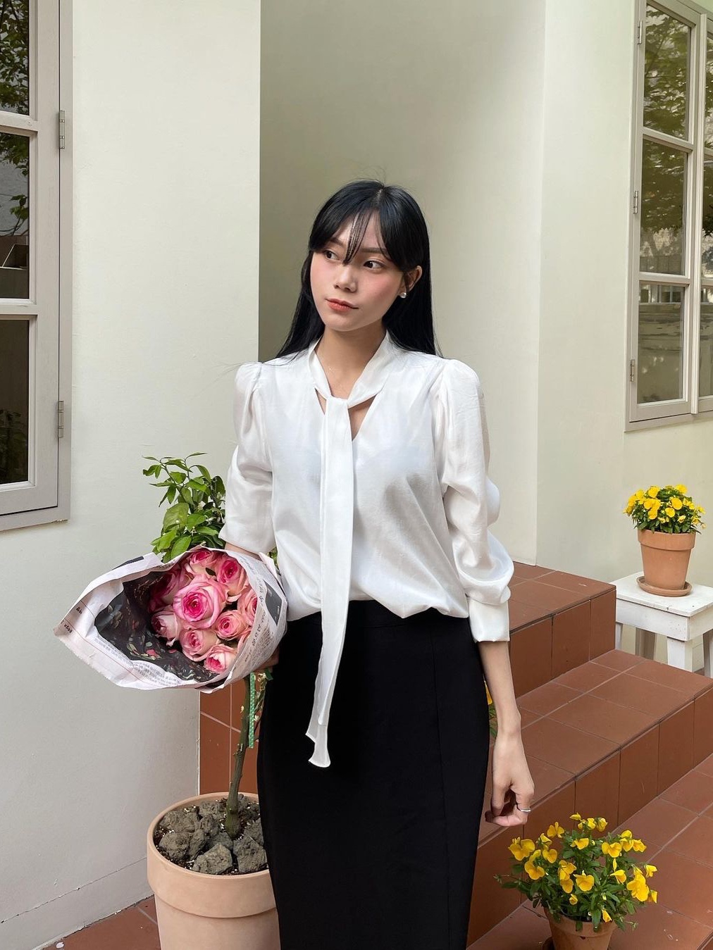 Haveless Women Shine Tie Blouse White 착용 스타일