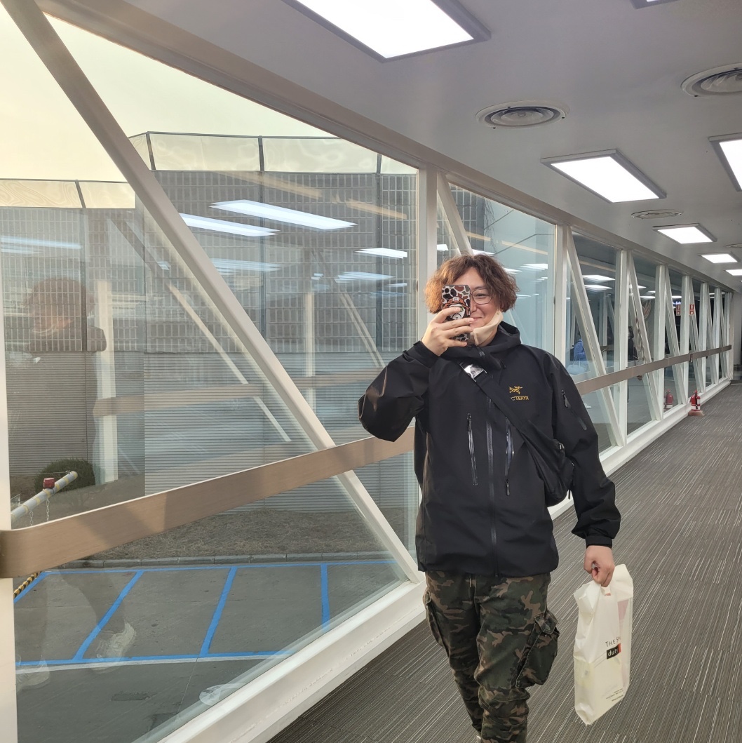 Arc'teryx Alpha SV Jacket 24K Black 착용 스타일 - 1