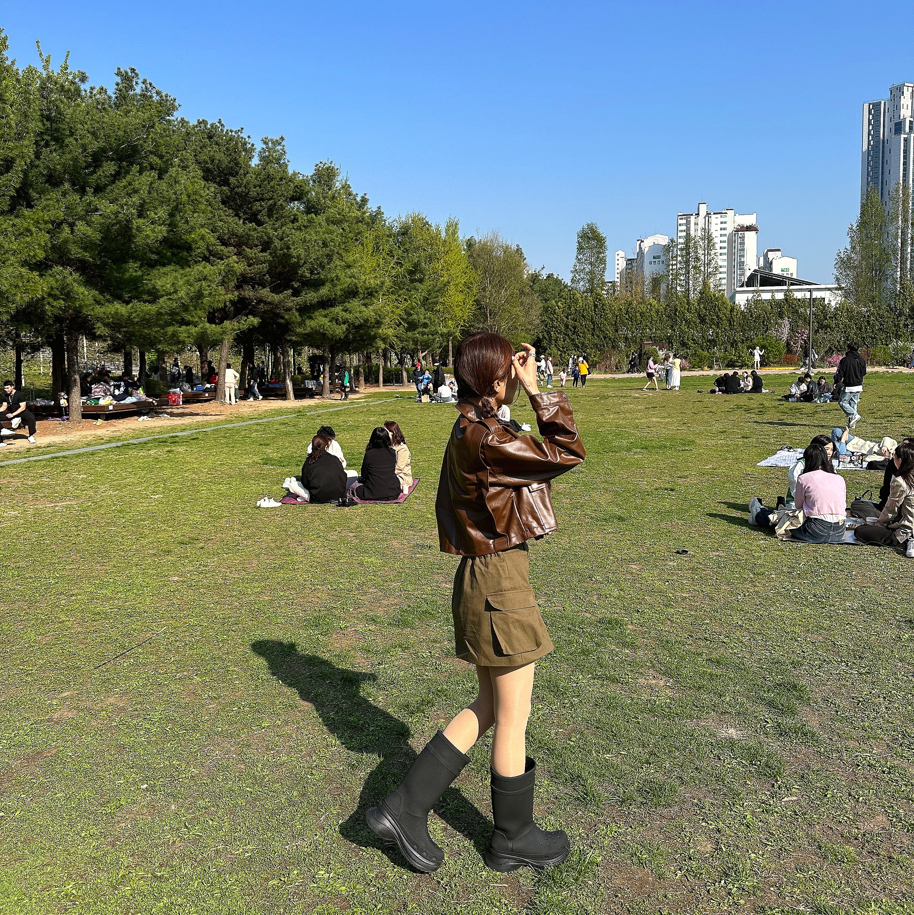 Balenciaga x Crocs Rubber Boot Black, (W) Balenciaga x Crocs Rubber Boot Black 착용 스타일 - 3