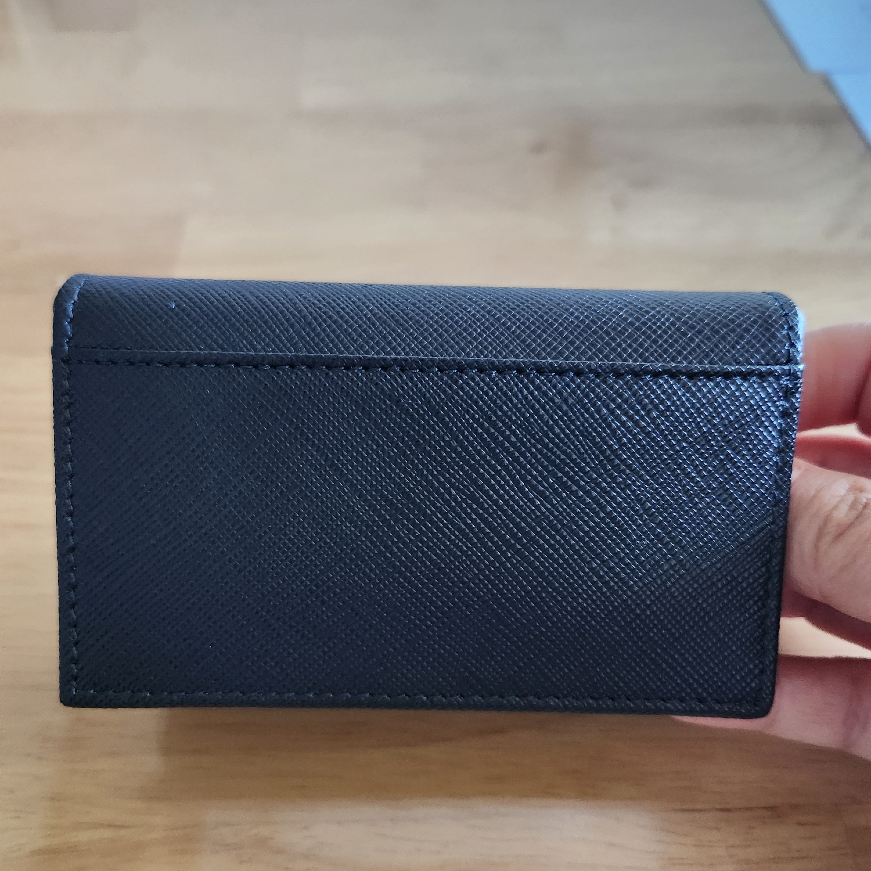 Prada Saffiano Leather Triangle Logo Card Holder Black 착용 스타일 - 3