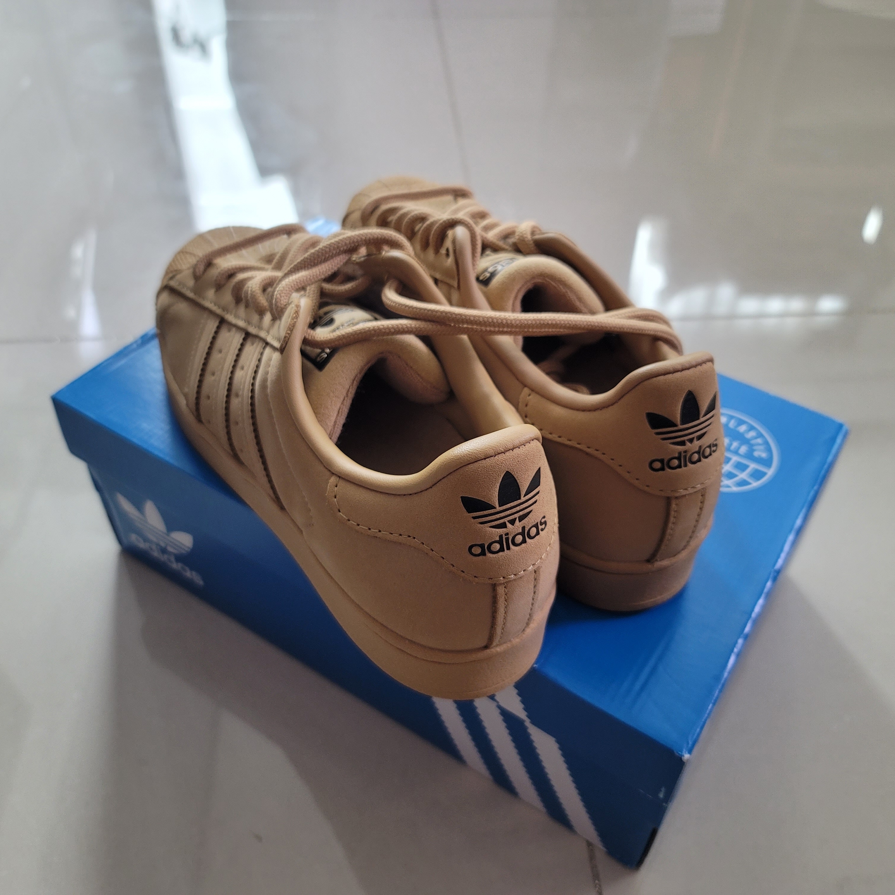 Adidas Superstar Golden Beige 착용 스타일 - 3