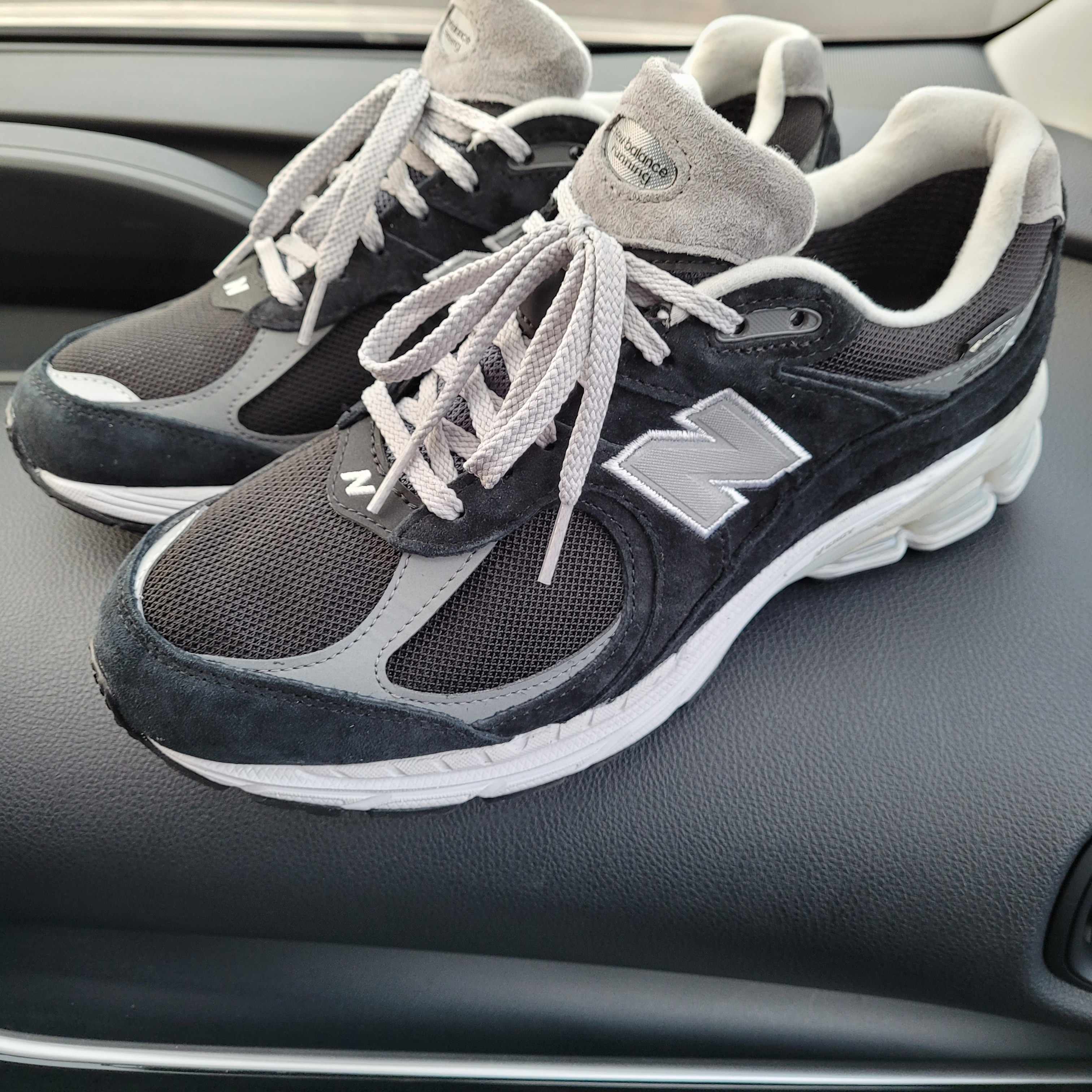 New Balance 2002R Gore-Tex Black Silver Metalic 착용 스타일 - 1