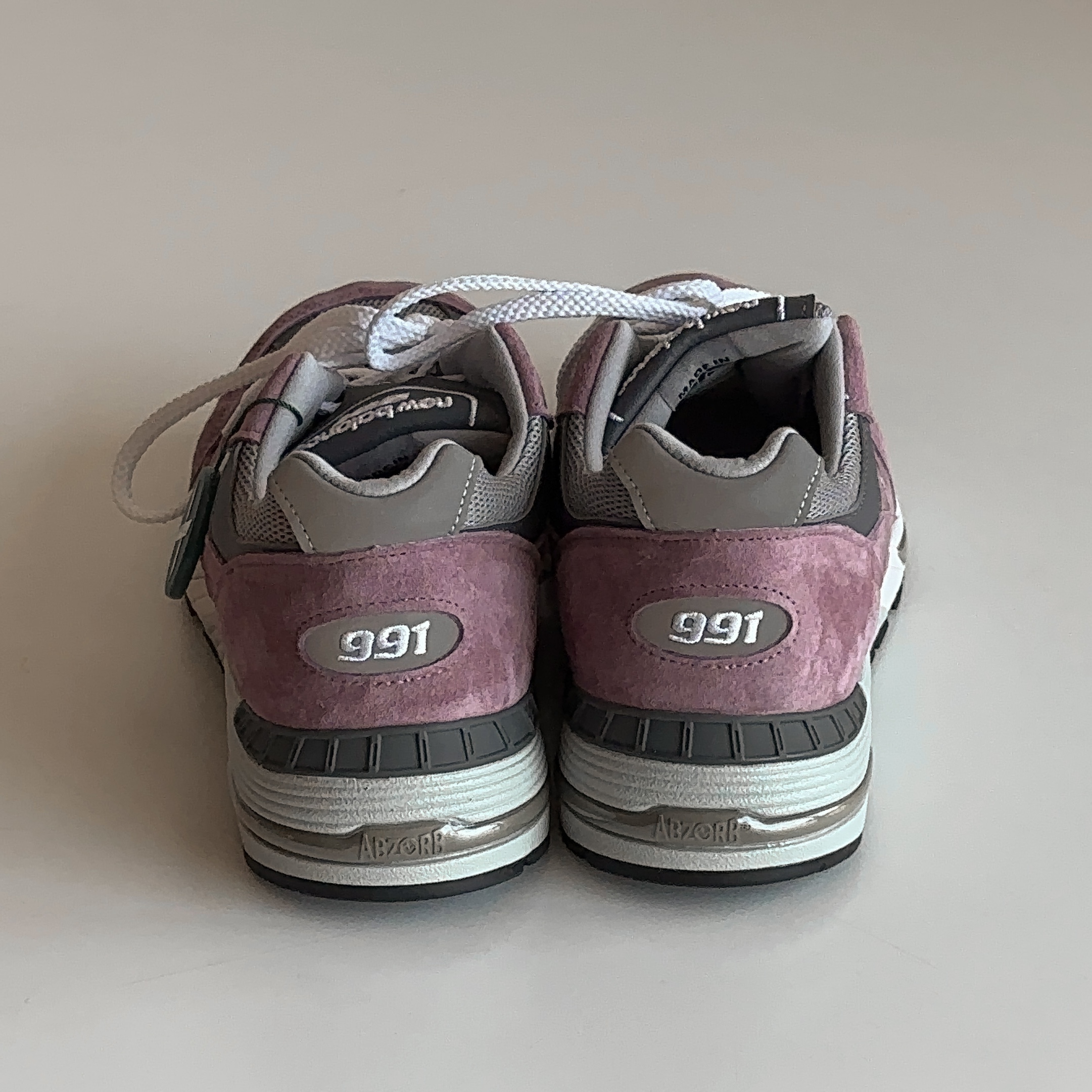 New Balance 991 Made in UK Pink Grey 착용 스타일 - 2