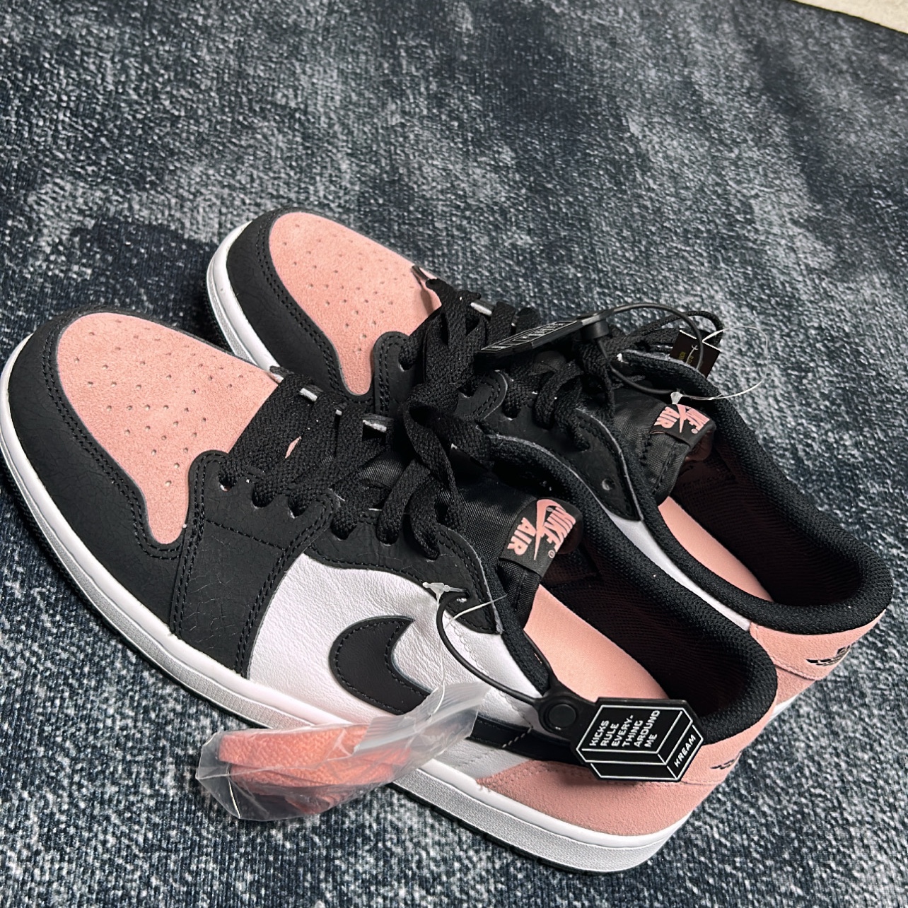 Jordan 1 Retro Low OG Bleached Coral 착용 스타일 - 1