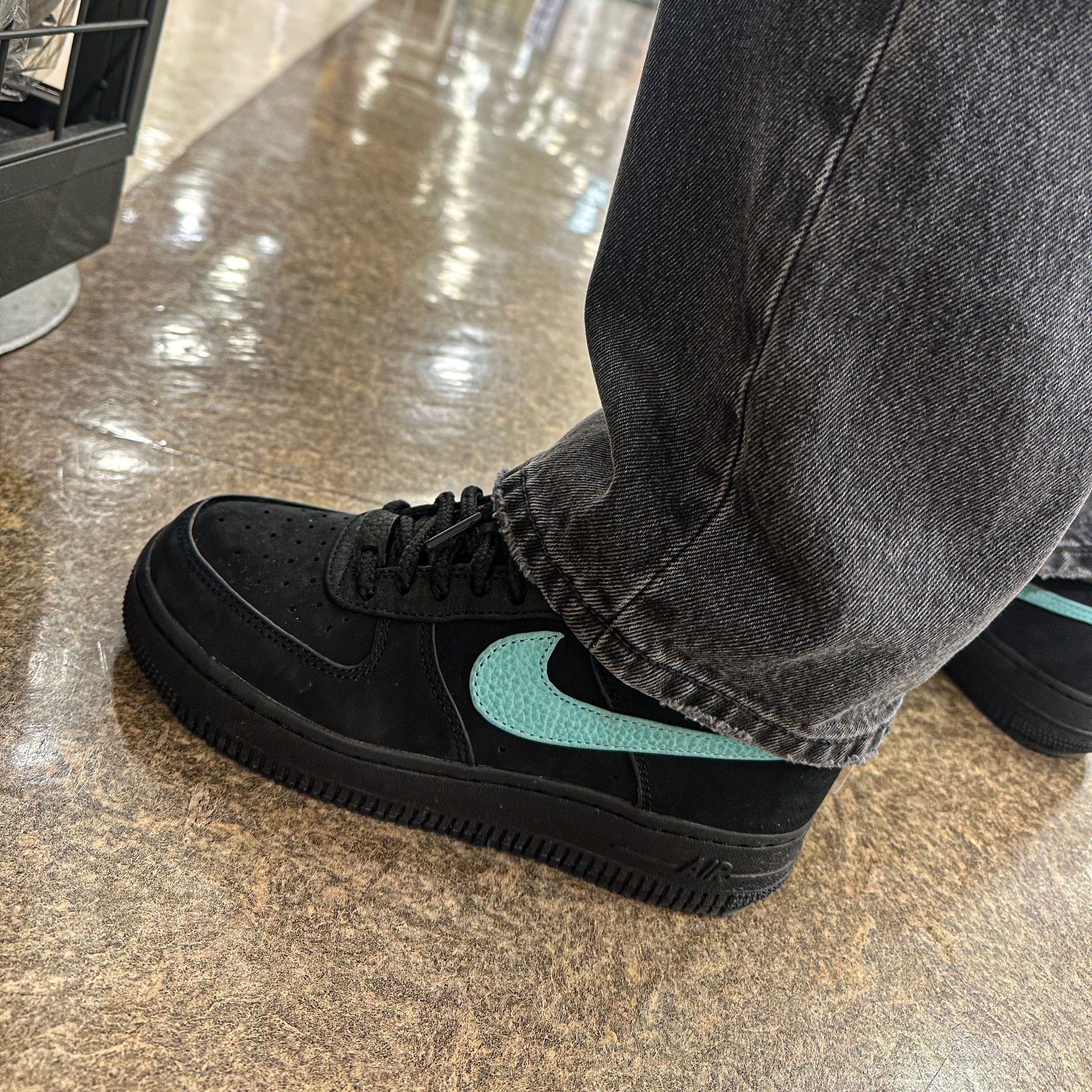 Nike x Stussy NRG Washed Fleece Crewneck Black (DO5310-010), Nike x Tiffany & Co. Air Force 1 Low SP 1837 착용 스타일 - 3