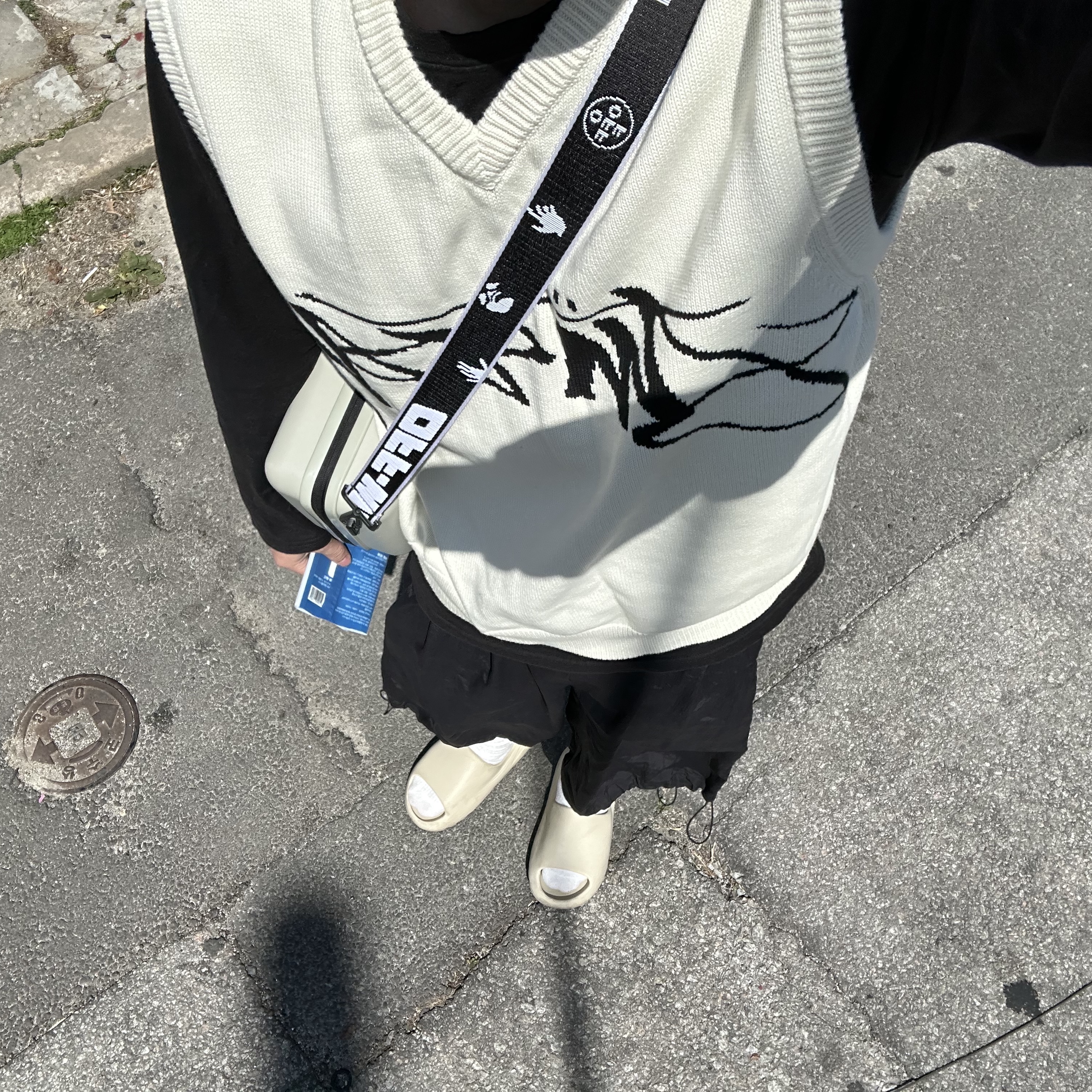 Stussy Sweater Vest Natural, Adidas Yeezy Slide Bone 2022/2023 착용 스타일