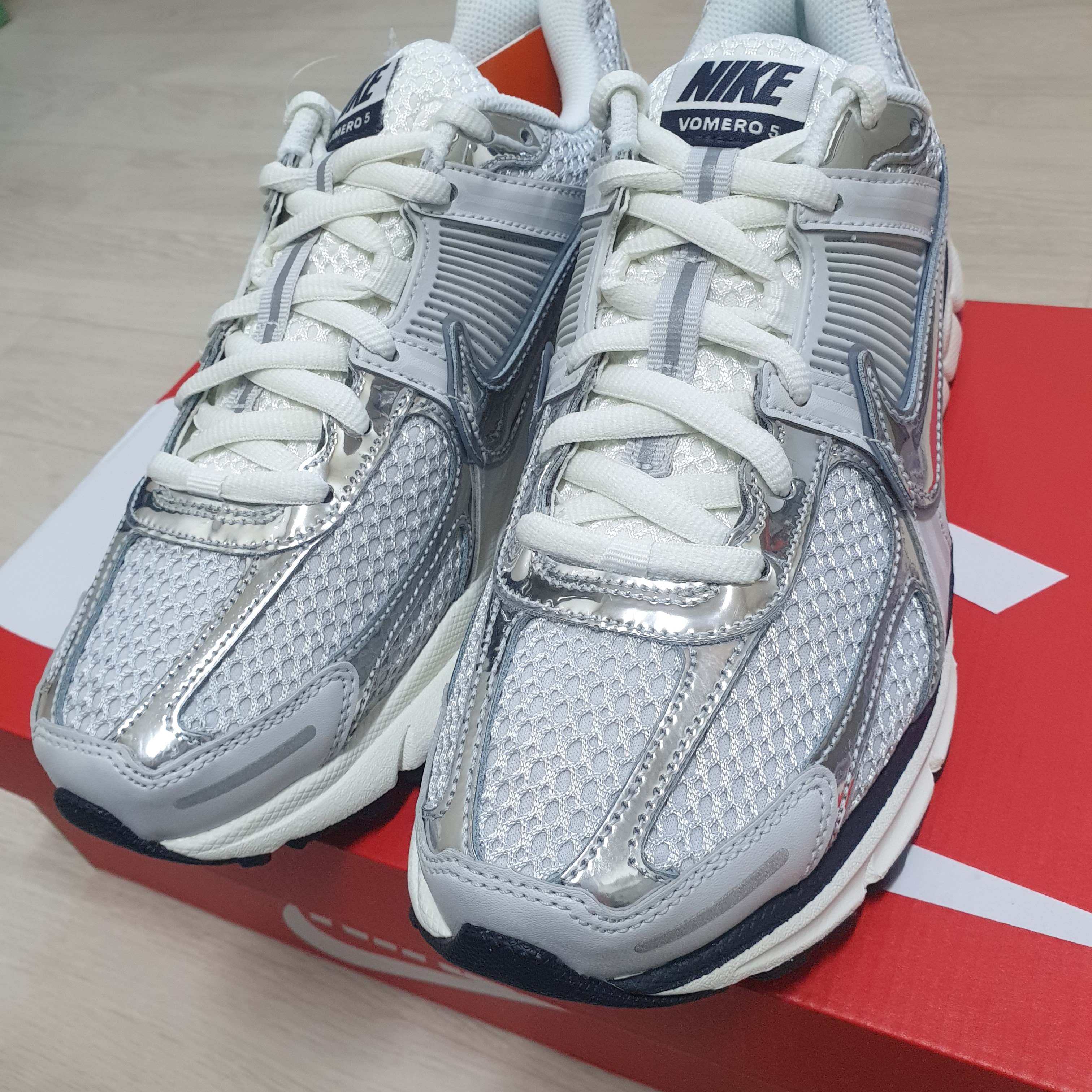 (W) Nike Zoom Vomero 5 Photon Dust and Metallic Silver 착용 스타일