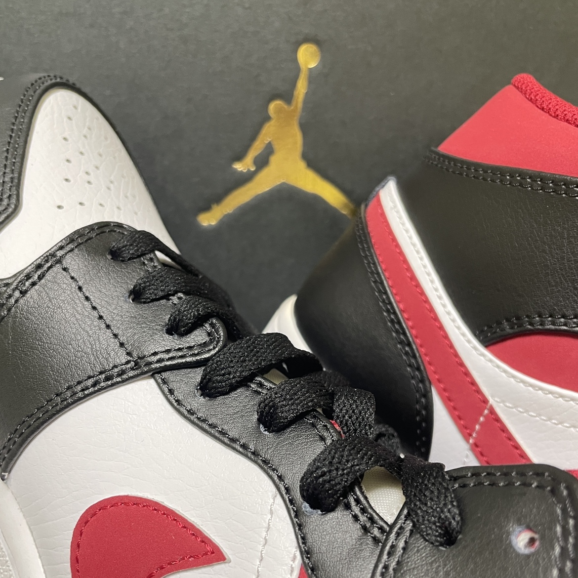 Jordan 1 Mid Gym Red Black White 착용 스타일 - 2