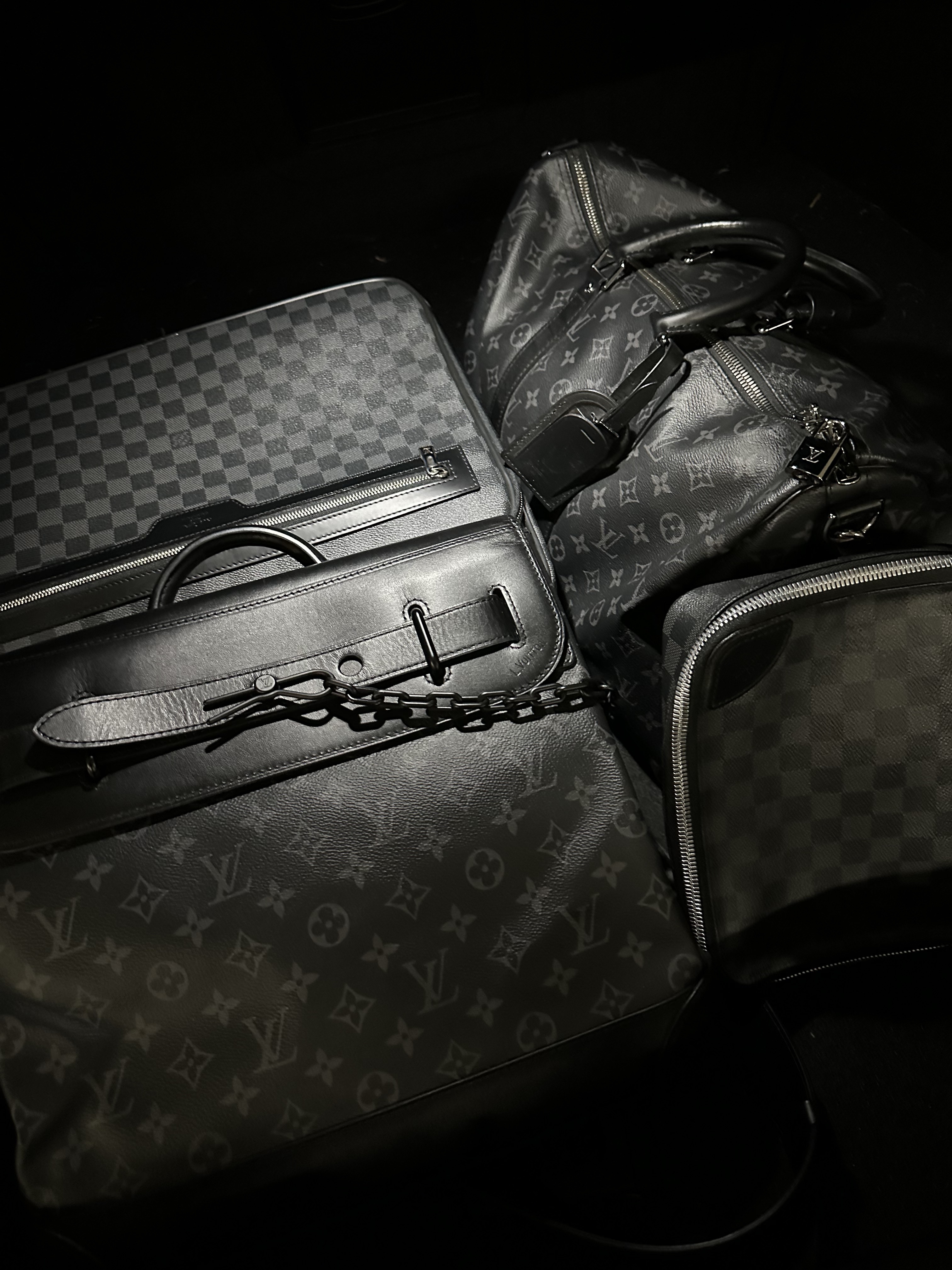 Louis Vuitton Steamer PM Monogram Eclipse, Louis Vuitton Keepall Bandouliere 55 Monogram Eclipse Grey 착용 스타일