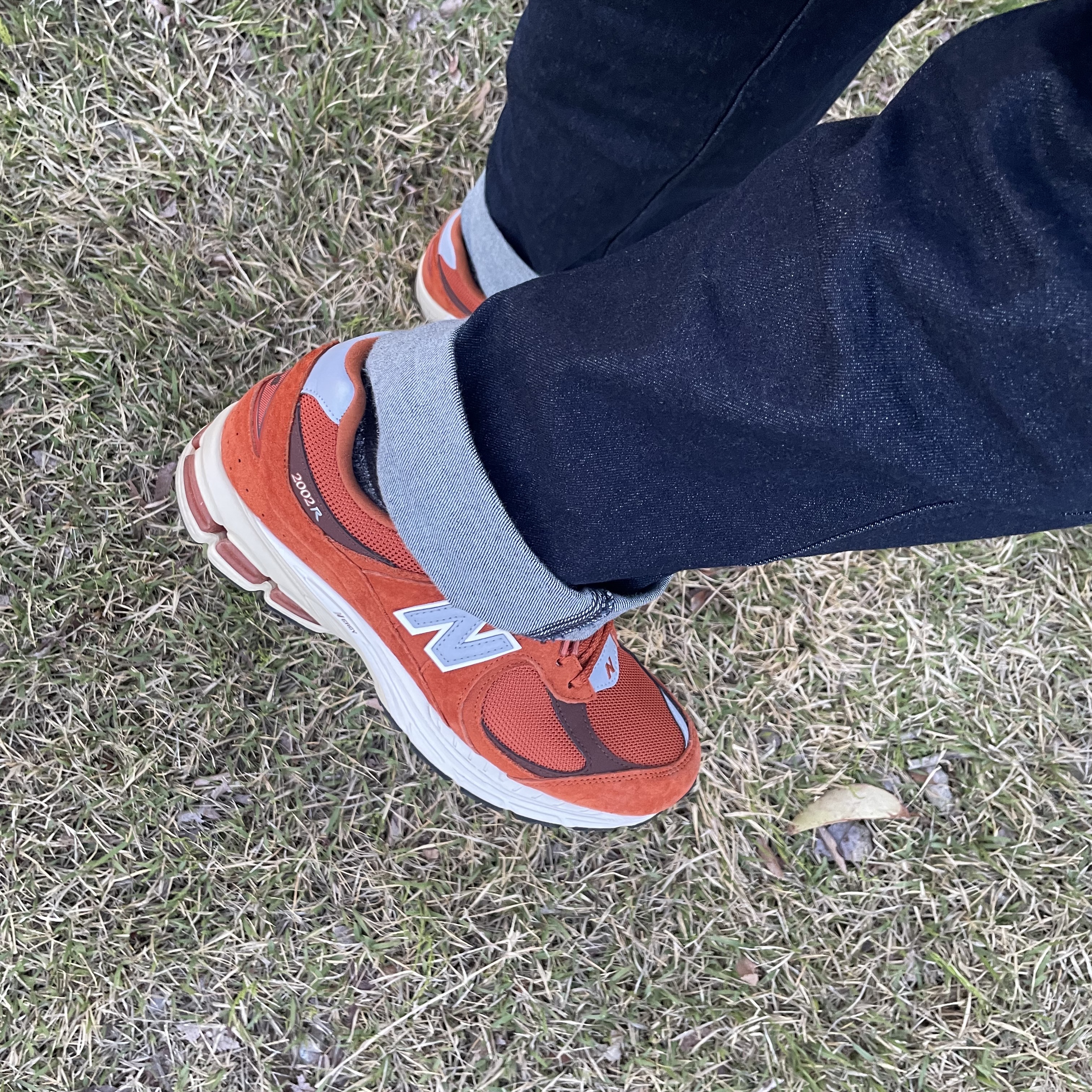 New Balance 2002R Rust Oxide 착용 스타일 - 1