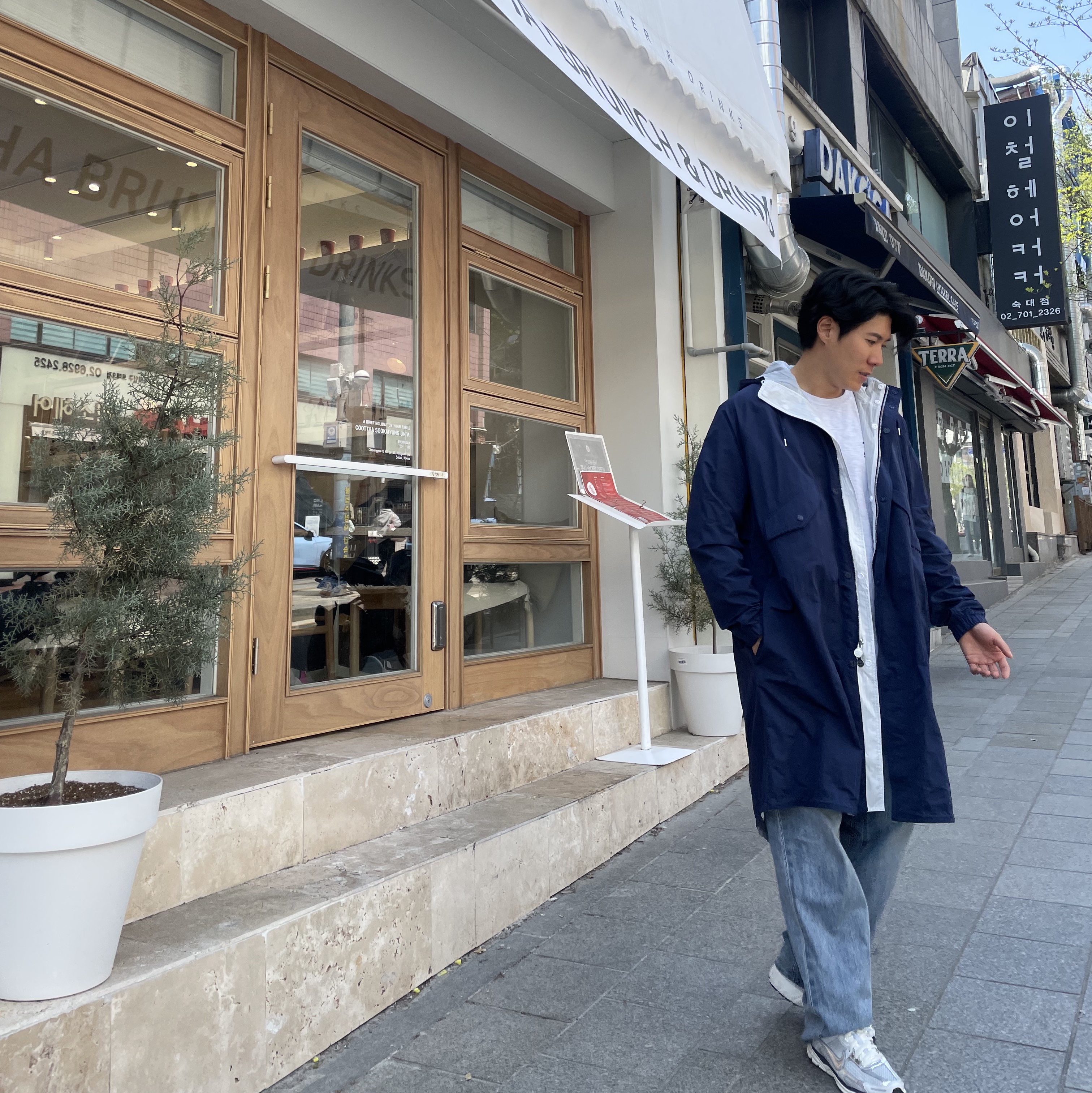 Nike x Kim Jones Reversible Parka Navy - Asia, (W) Nike Zoom Vomero 5 Photon Dust and Metallic Silver 착용 스타일 - 3