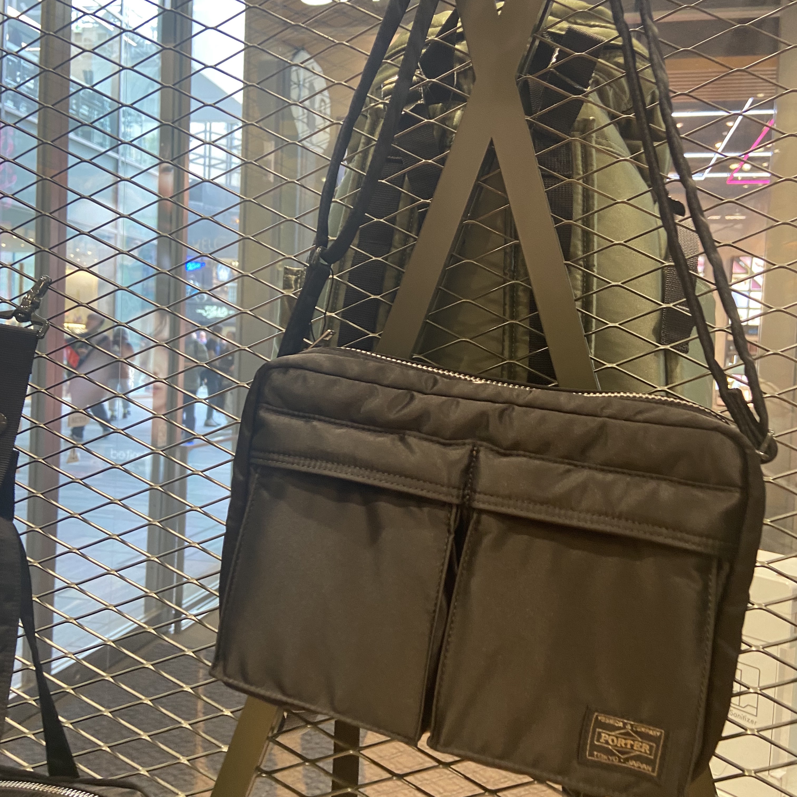 Porter Tanker Shoulder Bag S Black 착용 스타일 - 2