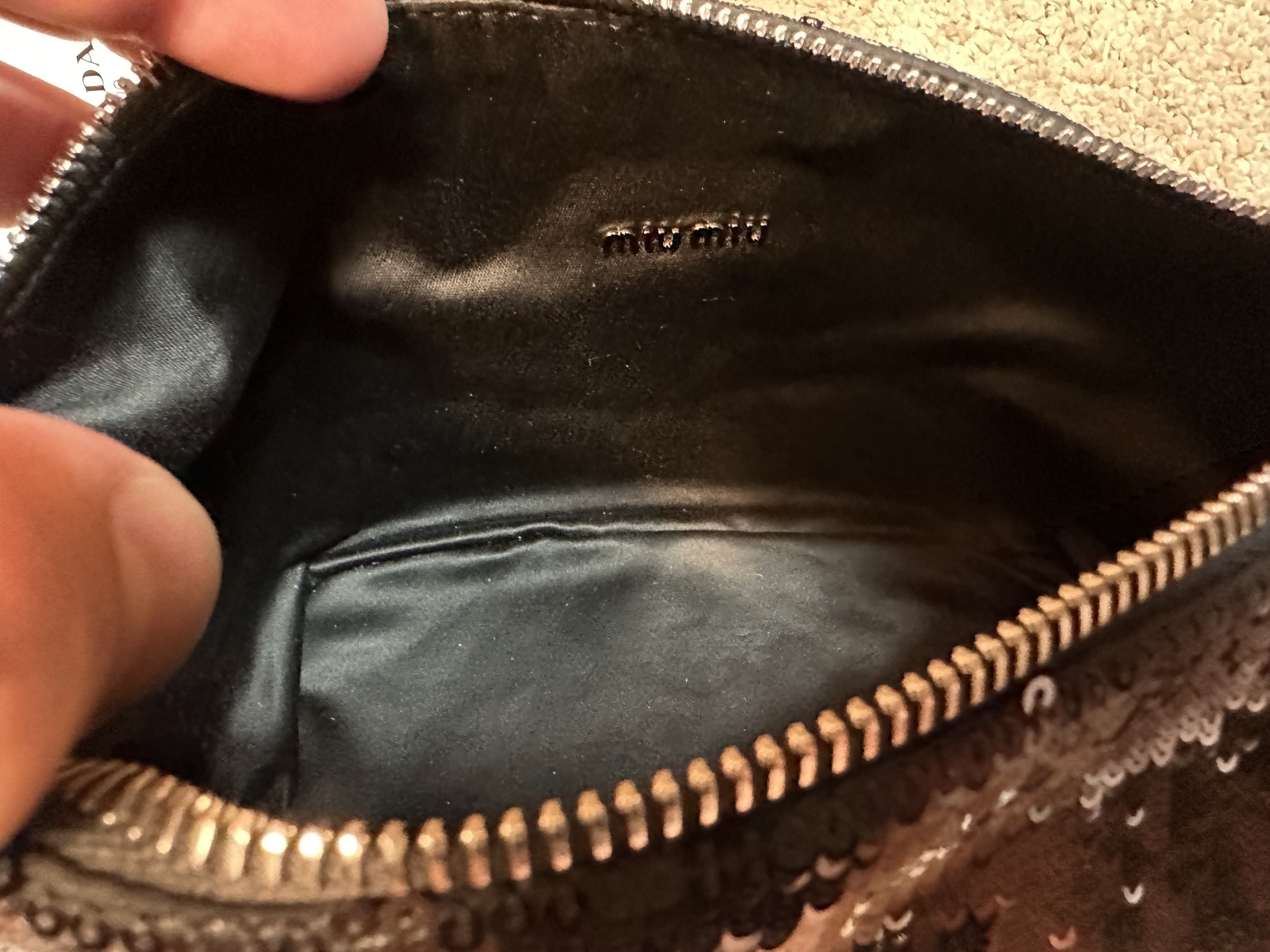 Miu Miu Spirit Sequin Bag Black, Bottega Veneta Bi-Fold Wallet Blueprint 착용 스타일 - 5