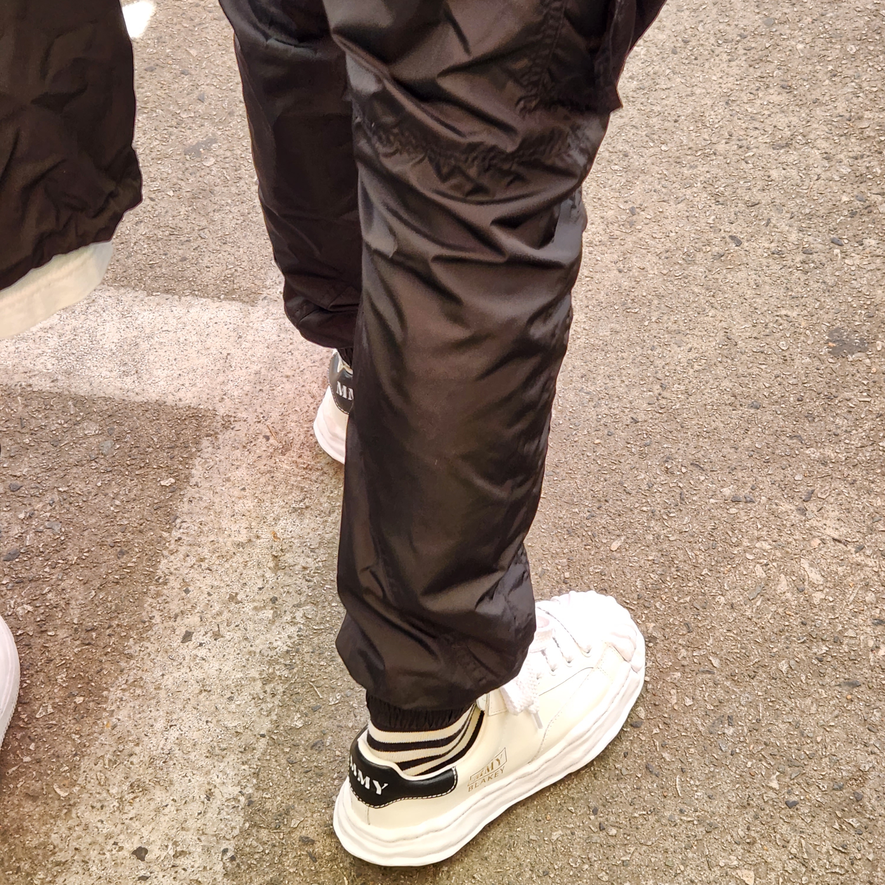 Maison Mihara Yasuhiro Blakey OG Sole Leather Low-top Sneakers White 착용 스타일 - 2